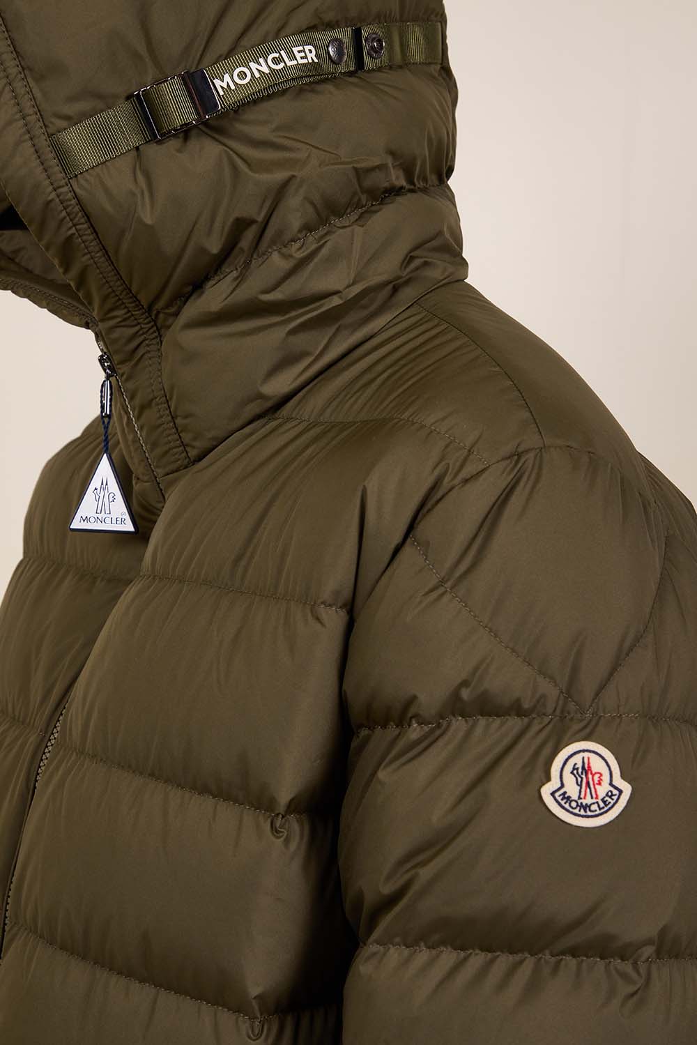 תמונת תקריב דוגמן של מעיל פוך קל