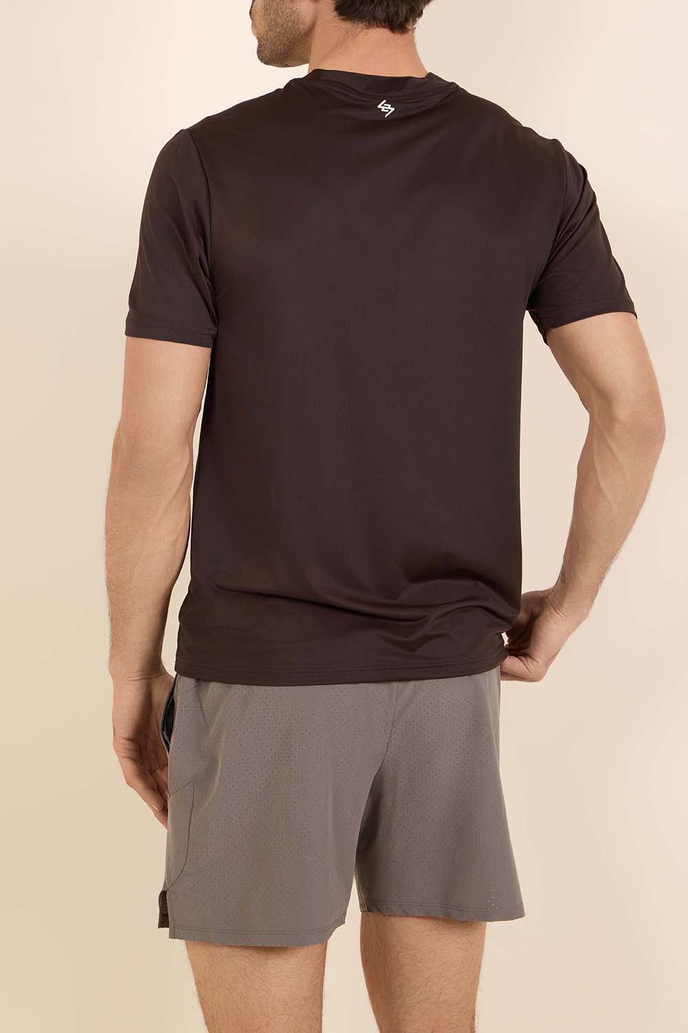 תמונת דוגמן אחורית של חולצת טי לאימון טרק 247