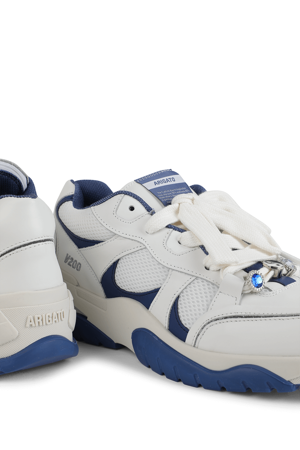 תמונת תקריב של נעלי סניקרס ברכיסה נמוכה קטפיש