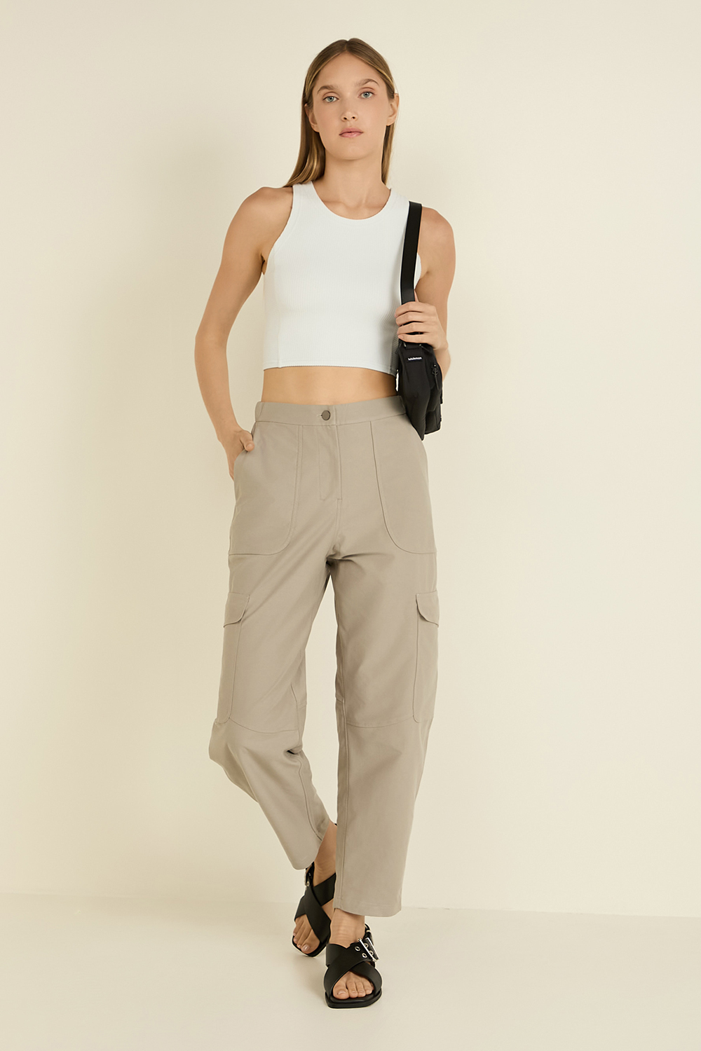 תמונת דוגמן קידמית של Multi-Pocket Crossbody Bag