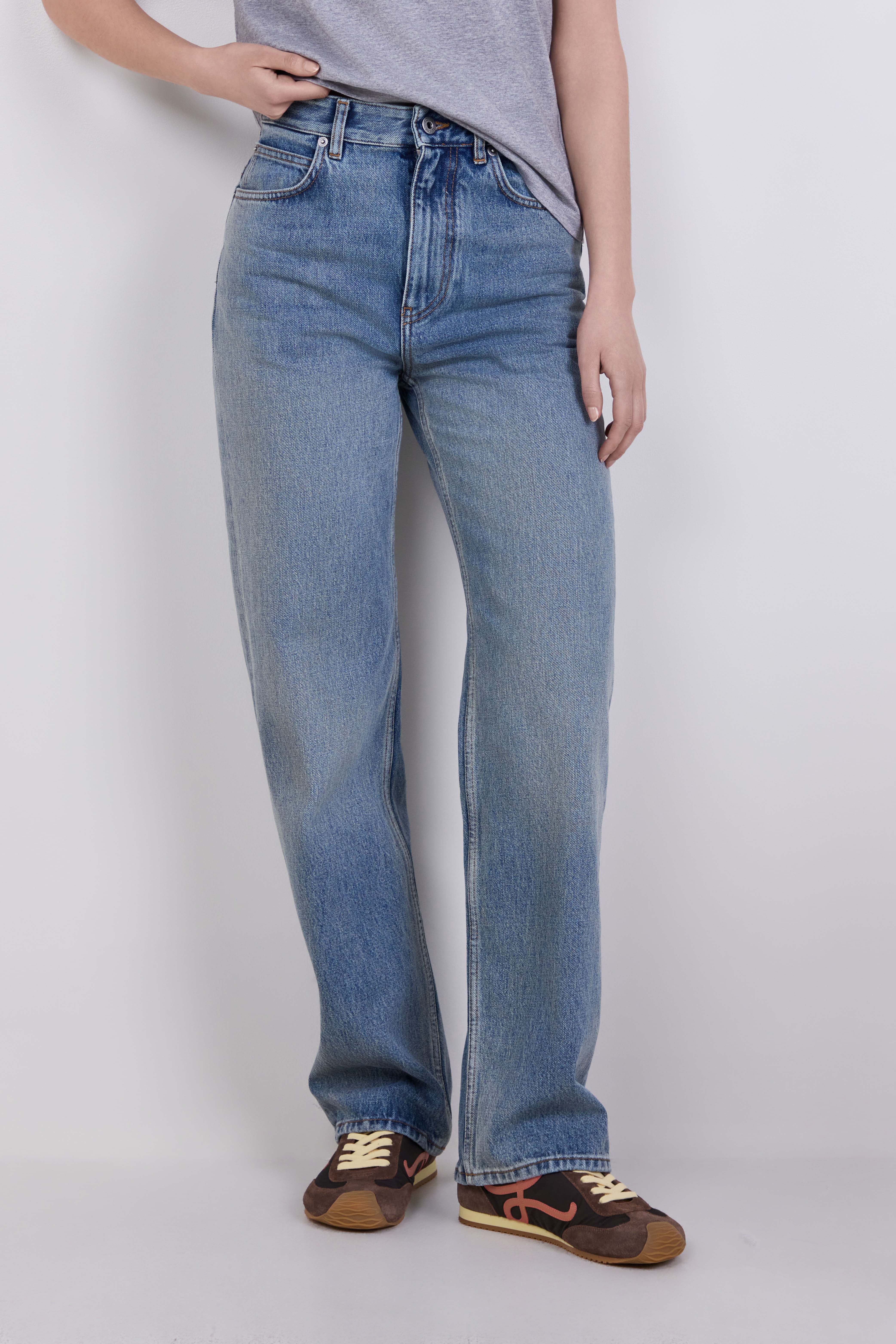 תמונת דוגמן קידמית של מכנסי ג&rsquo;ינס בגזרה ישרה