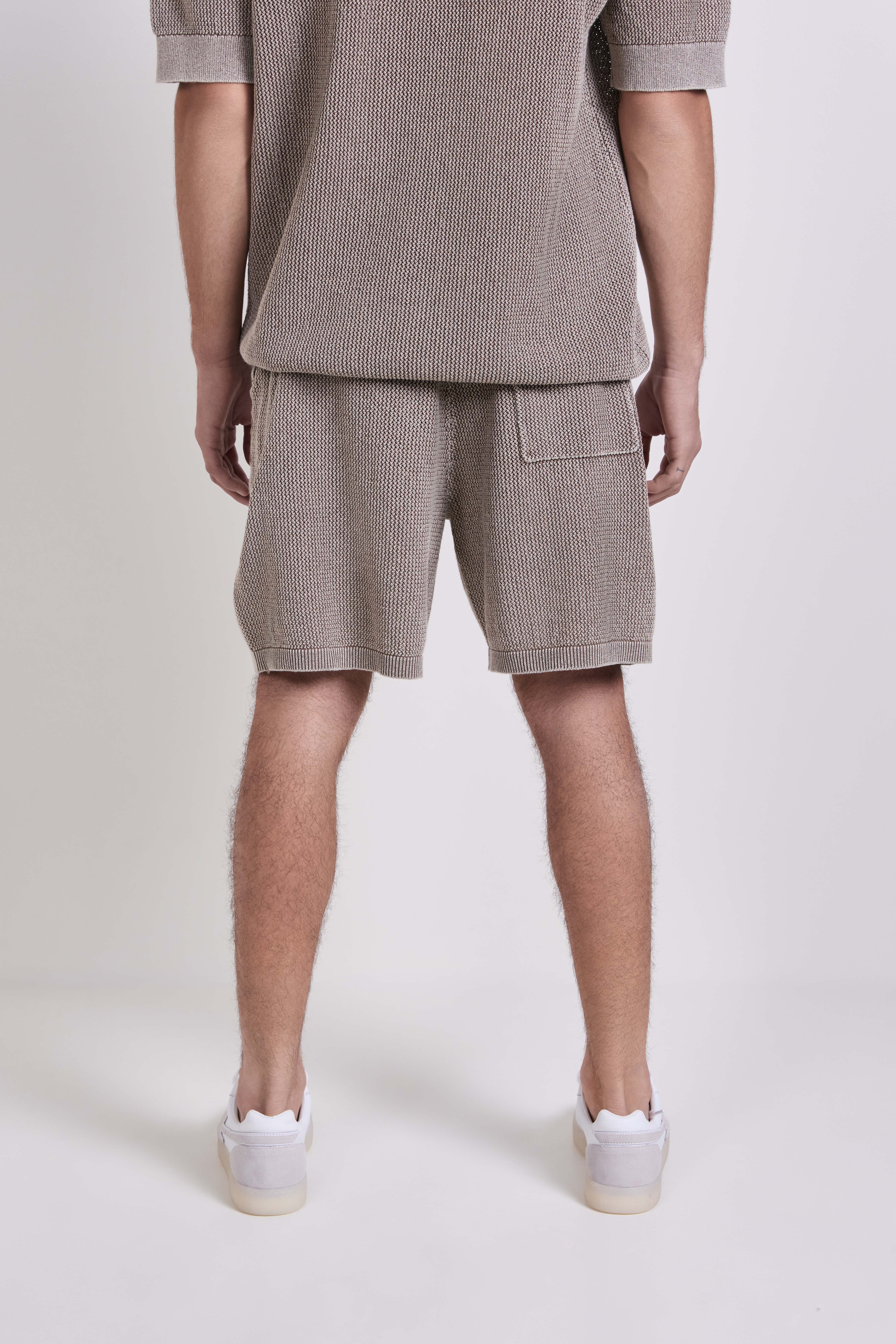 תמונת דוגמן אחורית של מכנסי ג'וגר סריג