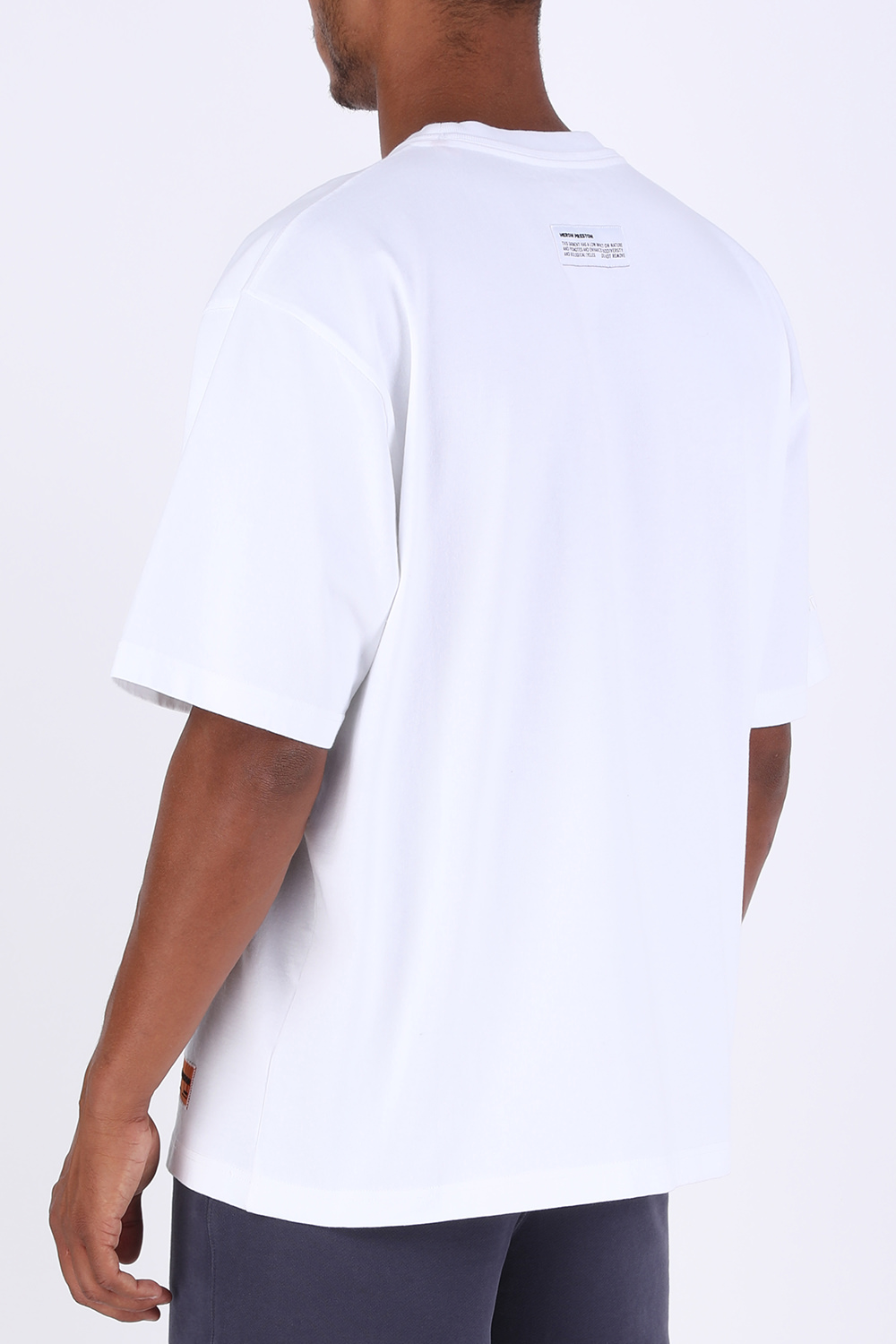 תמונת דוגמן אחורית של Print T-Shirt in White