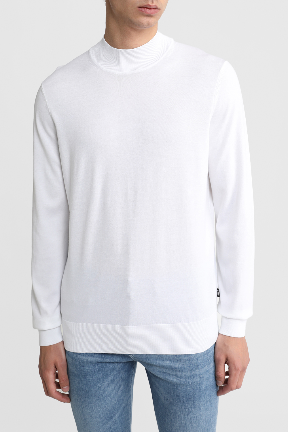 תמונת דוגמן קידמית של סריג עם צווארון סגור 