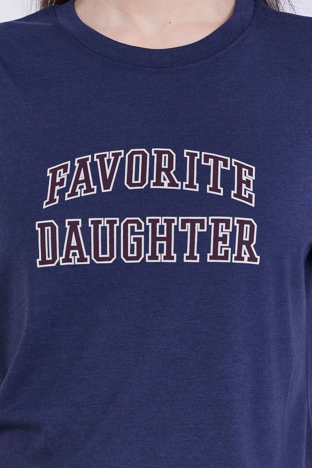 תמונת תקריב דוגמן של חולצת טי בגזרת קרופ