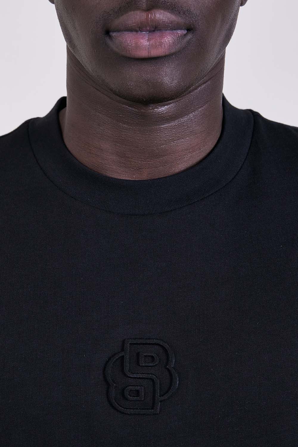 תמונת תקריב דוגמן של חולצת טי בגזרה משוחררת