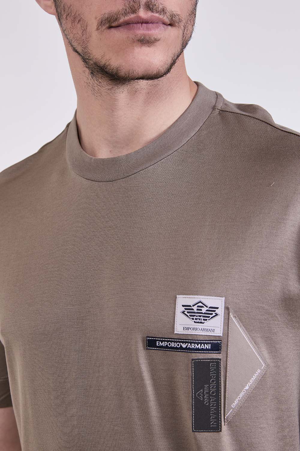 תמונת תקריב דוגמן של חולצת טי