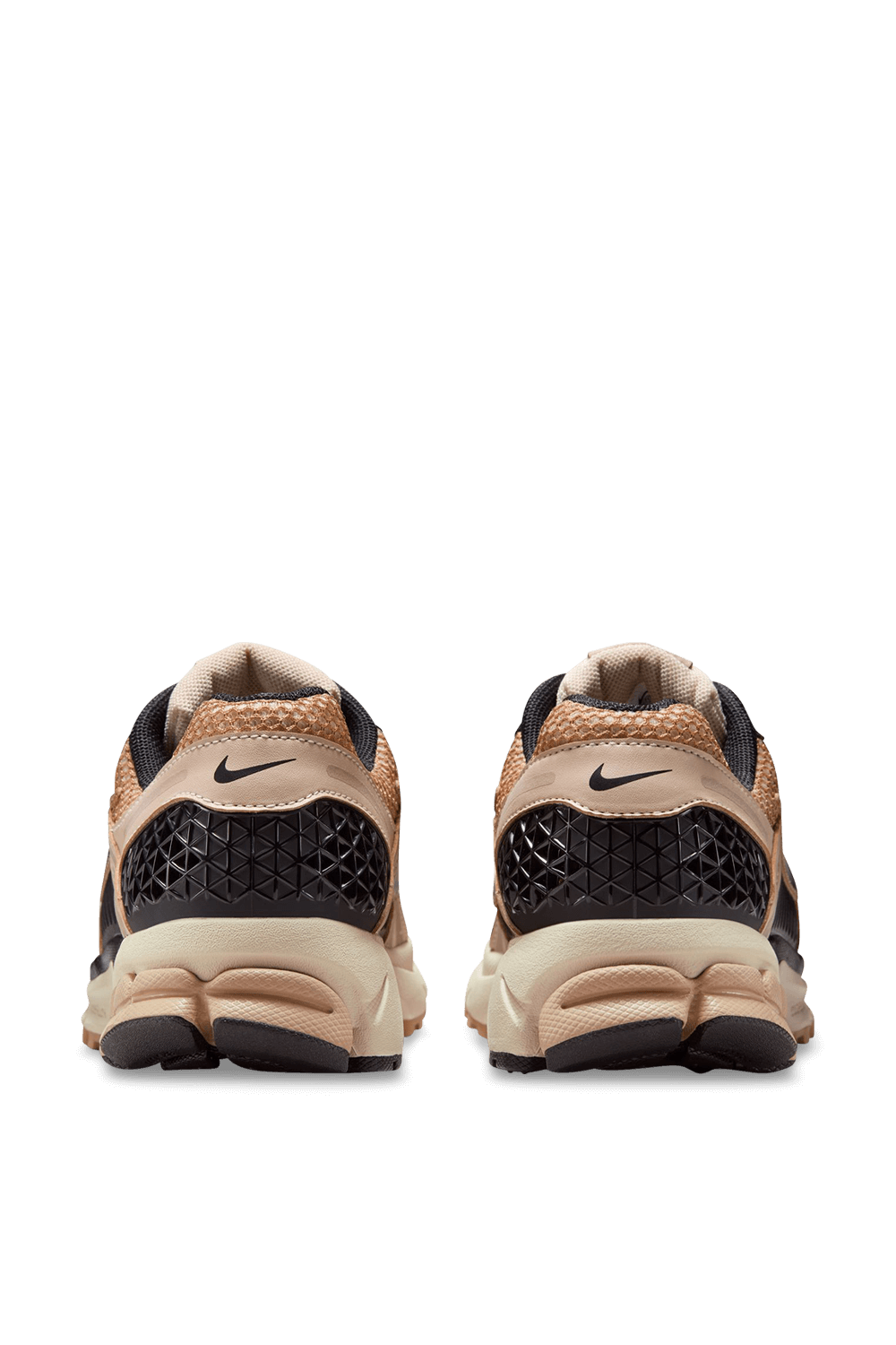 תמונת תקריב של נעלי סניקרס זום וומרו 5