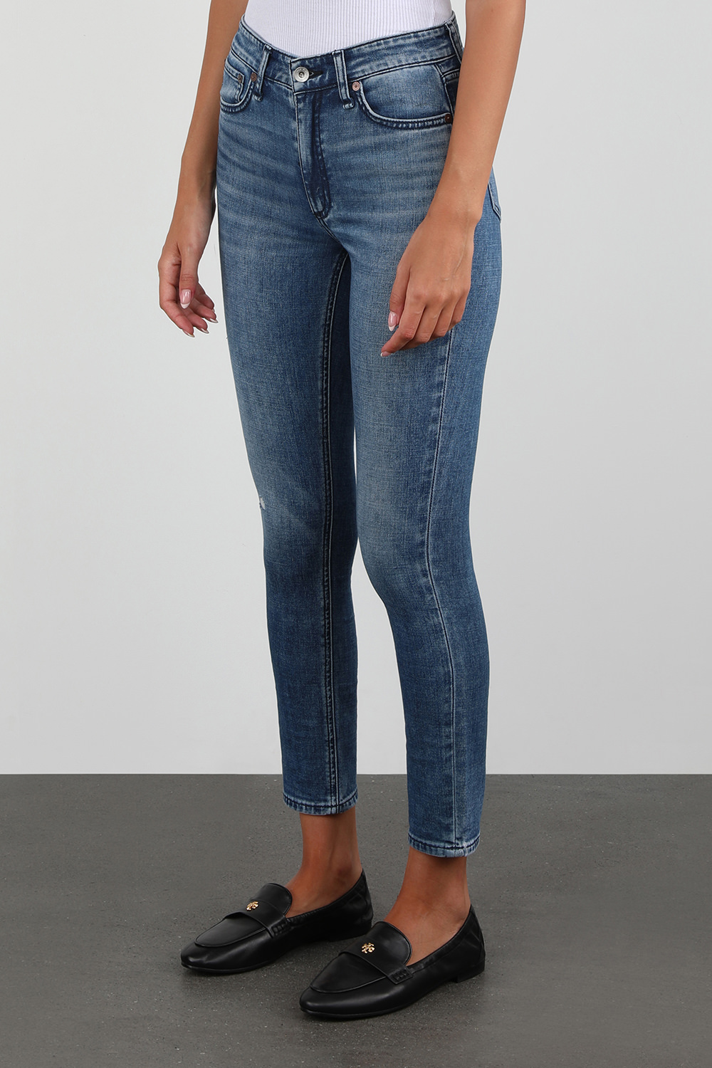 תמונת דוגמן קידמית של מכנסי סקיני ג'ינס נינה משופשפים