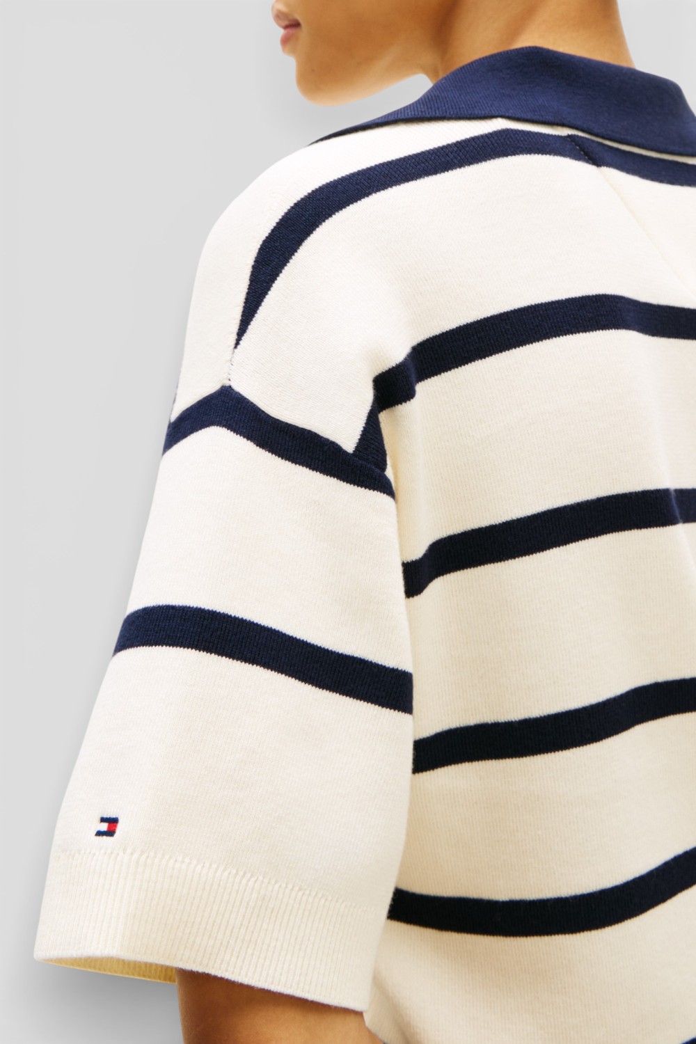 תמונת תקריב דוגמן של חולצת פולו סריג