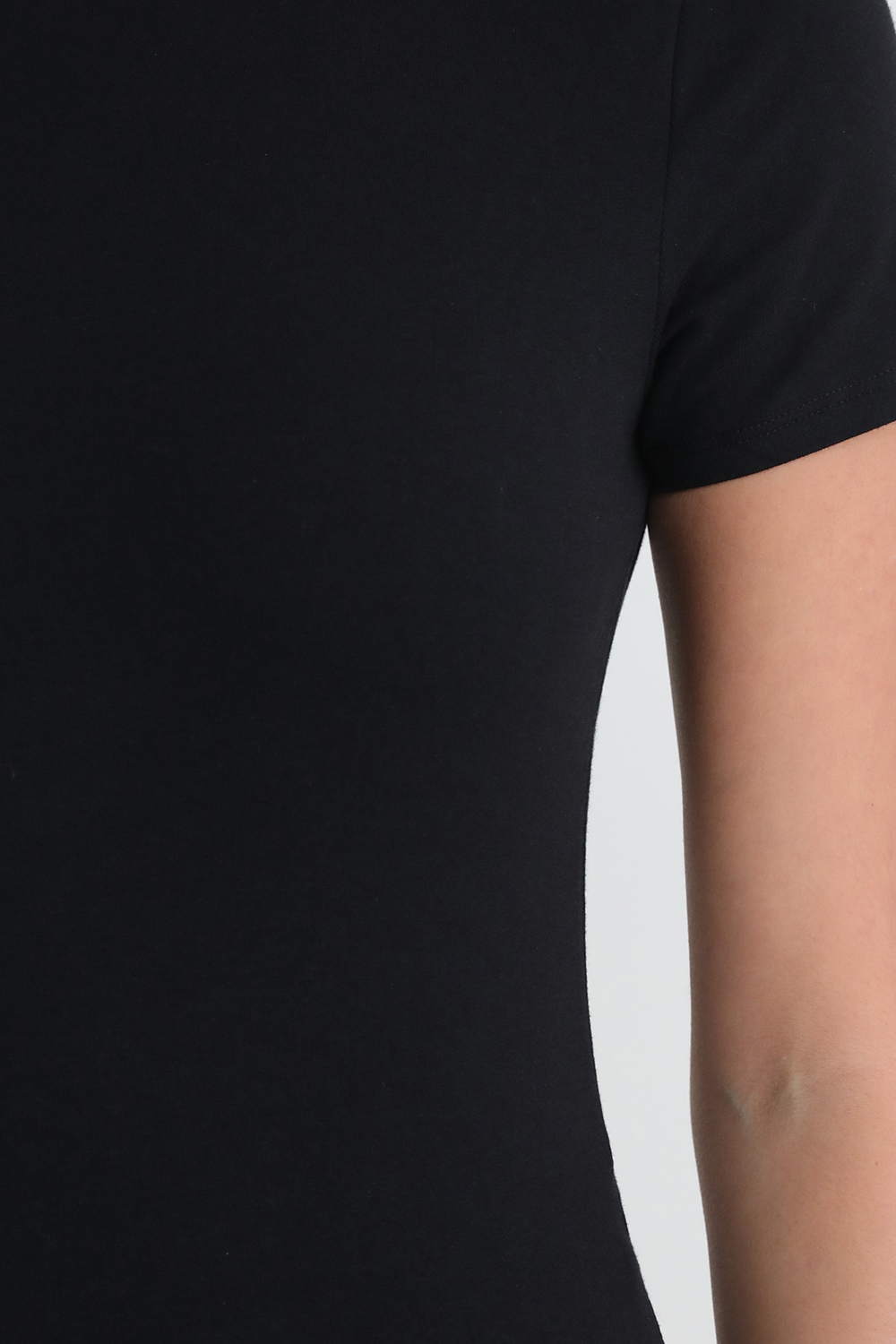 תמונת תקריב דוגמן של חולצת טי סופר סטראצ'י