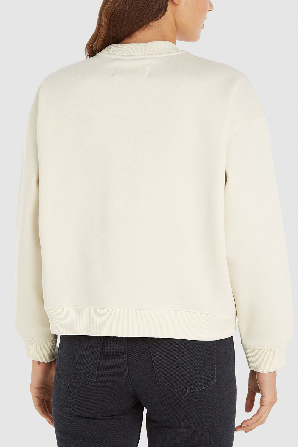 תמונת דוגמן אחורית של סווטשירט עם הדפס רקום