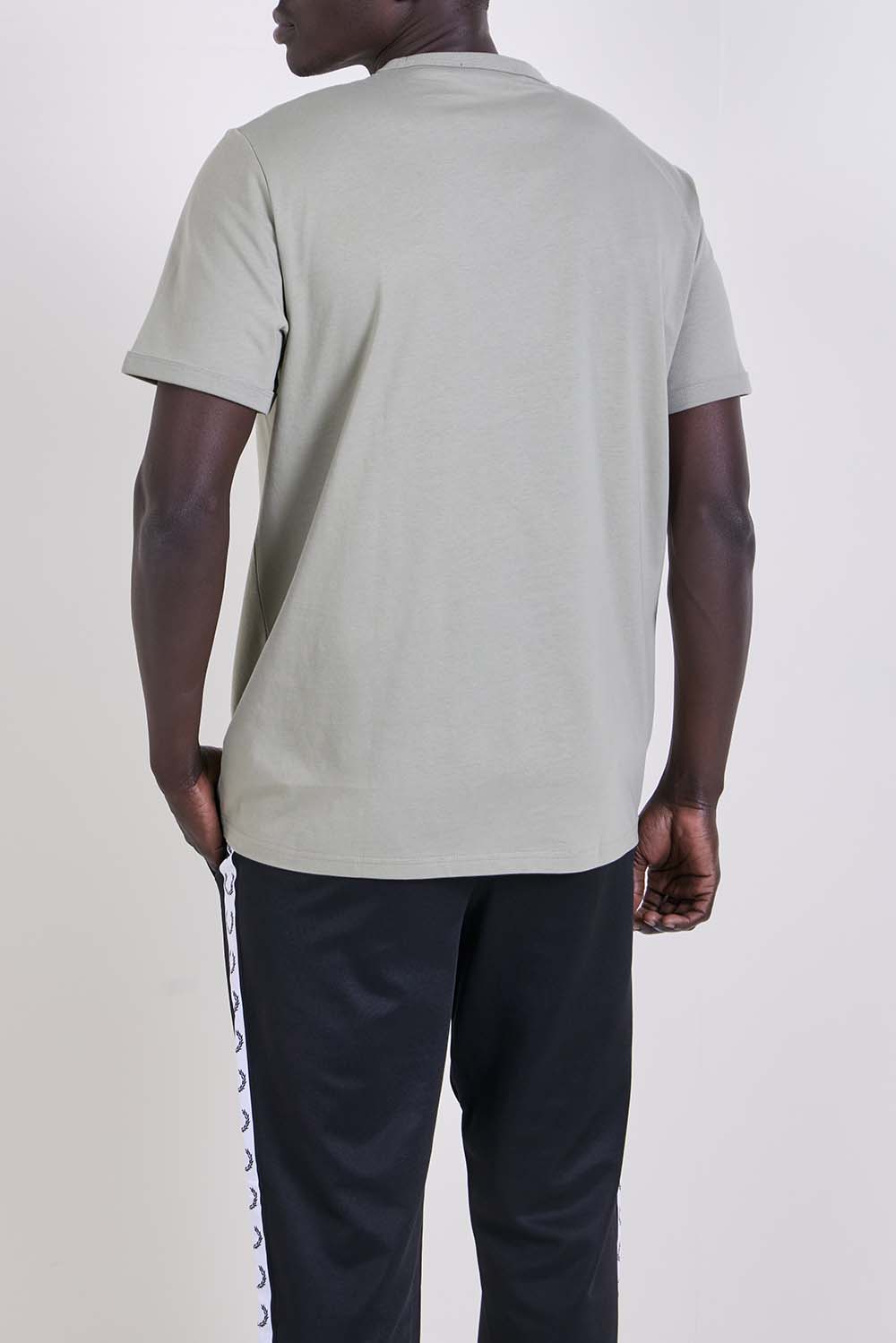 תמונת דוגמן אחורית של חולצת טי בגזרה ישרה