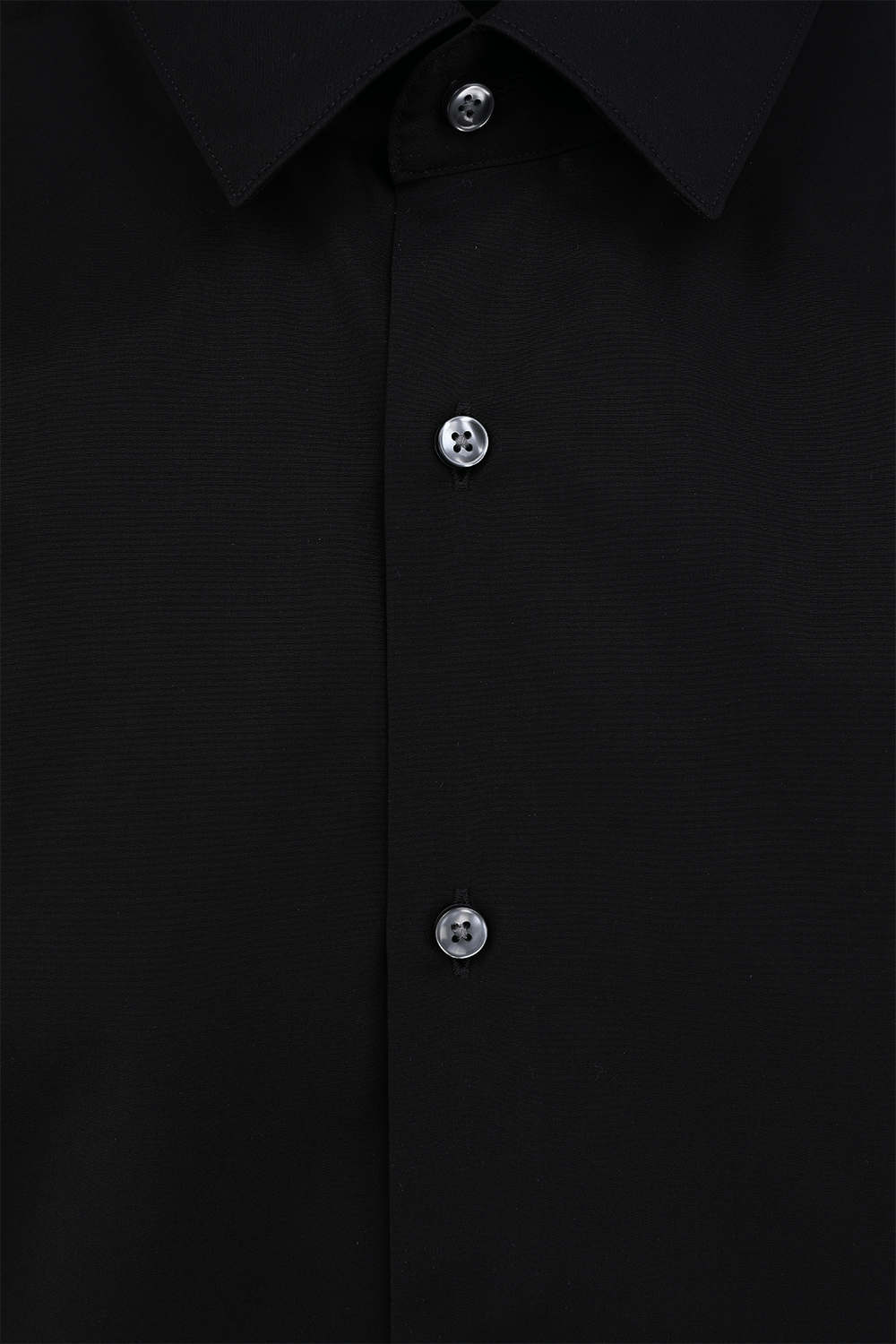 תמונה אחורית של חולצה מכופתרת שחורה מכותנה בגזרת סלים