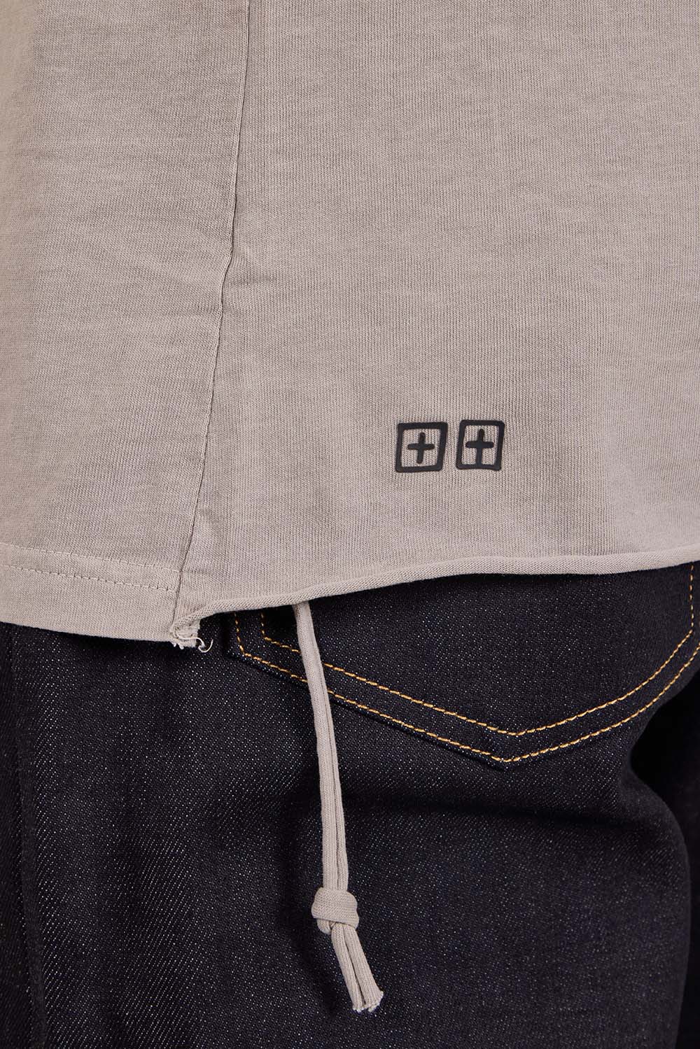 תמונת דוגמן אחורית של חולצת טי