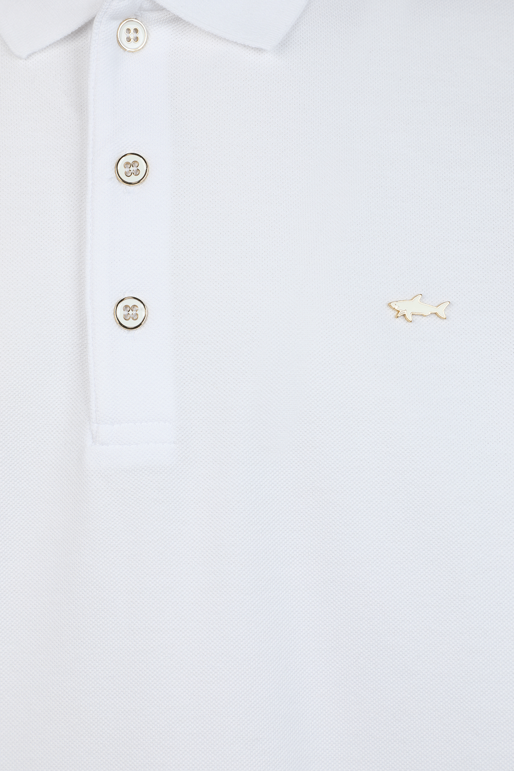 תמונה אחורית של חולצת פולו לבנה עם לוגו כריש מוזהב