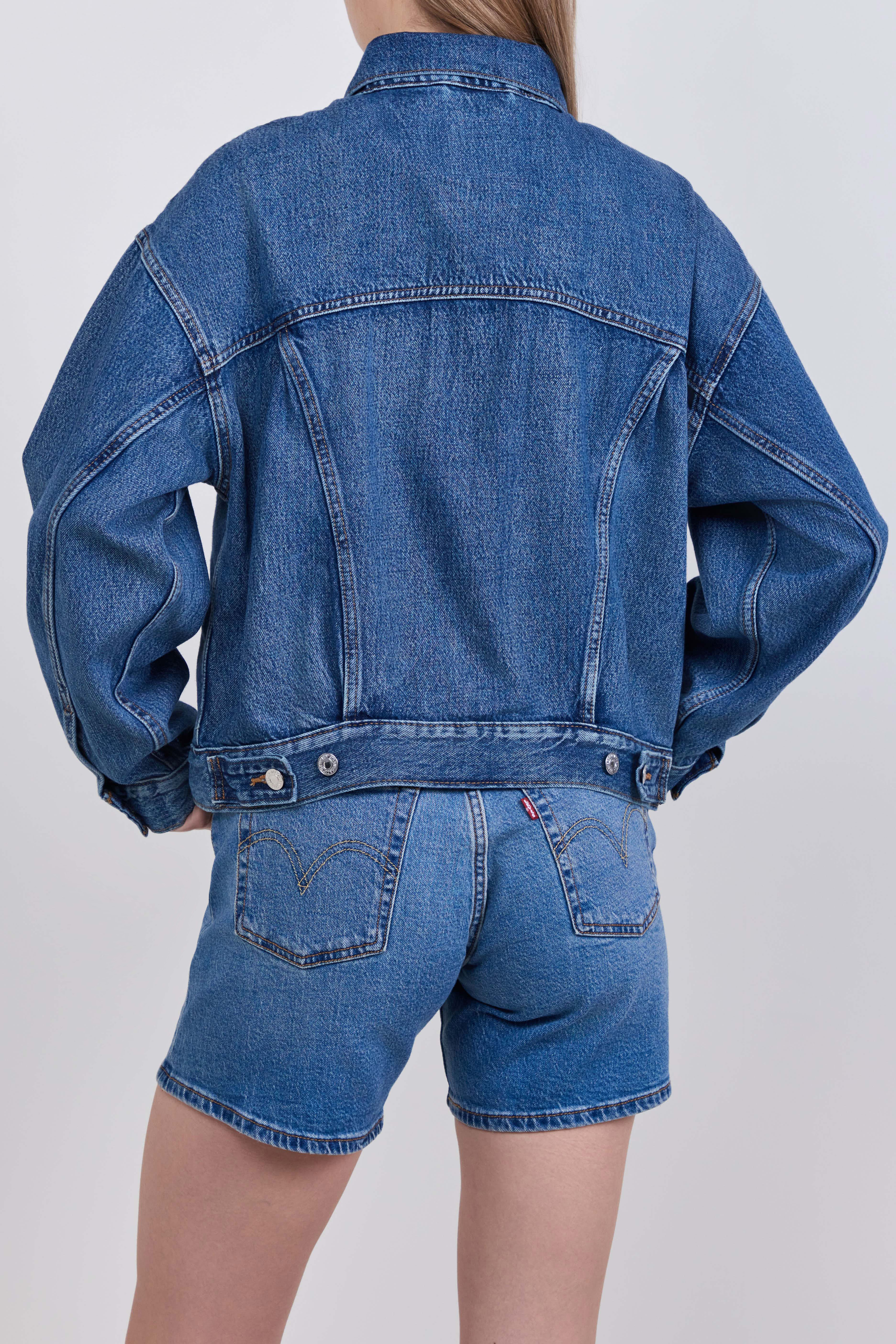 תמונת דוגמן אחורית של ז'קט ג'ינס 90s טראקר