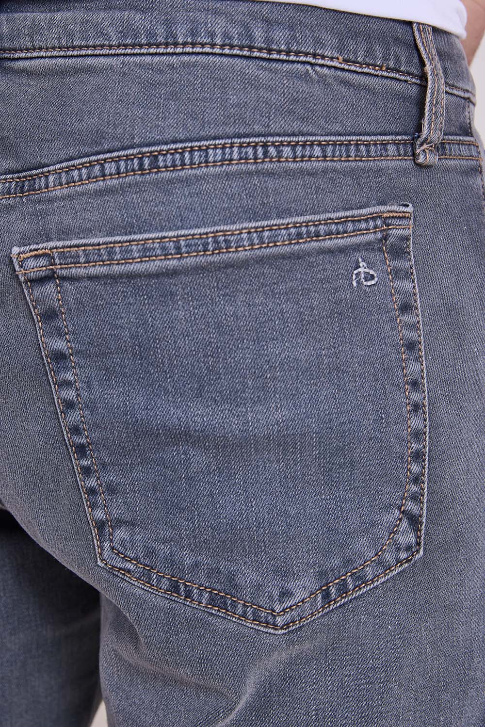 תמונת תקריב דוגמן של מכנסי ג'ינס סלים