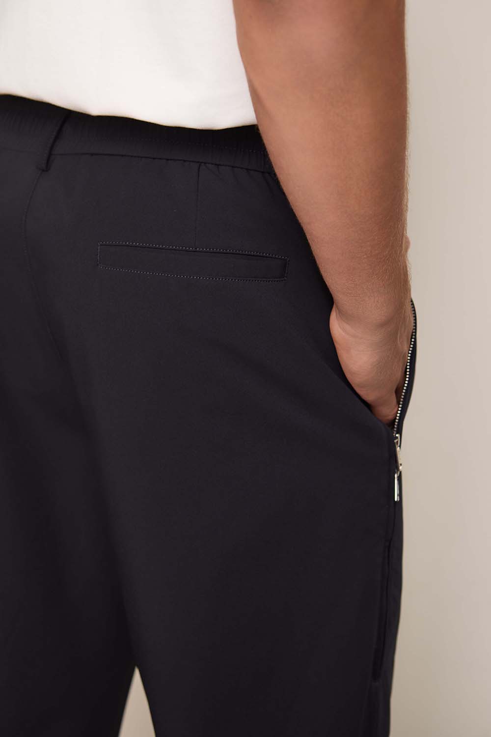 תמונת תקריב דוגמן של מכנסיים ארוכים