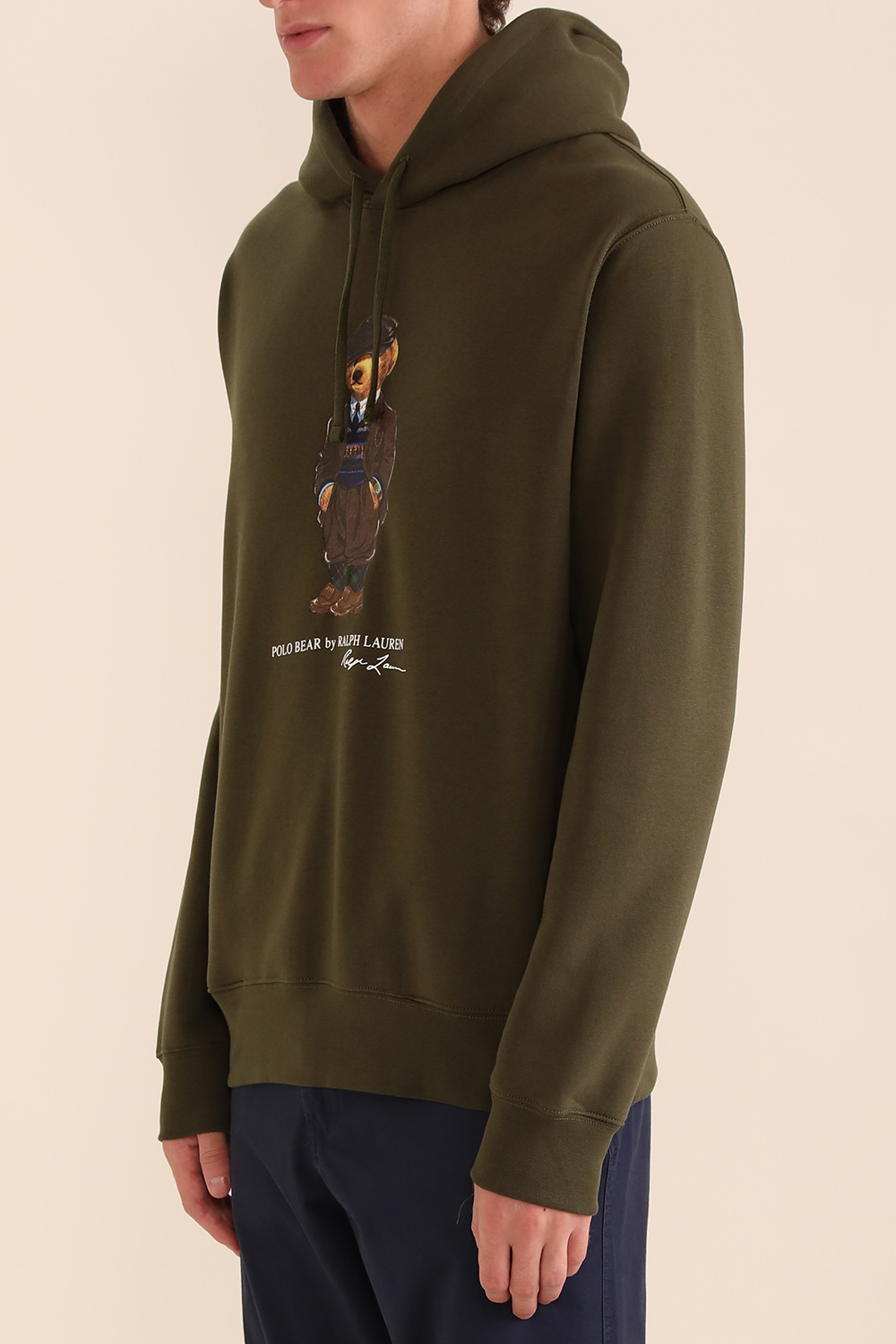 תמונת דוגמן קידמית של סווטשירט קפוצ'ון עם הדפס הדב