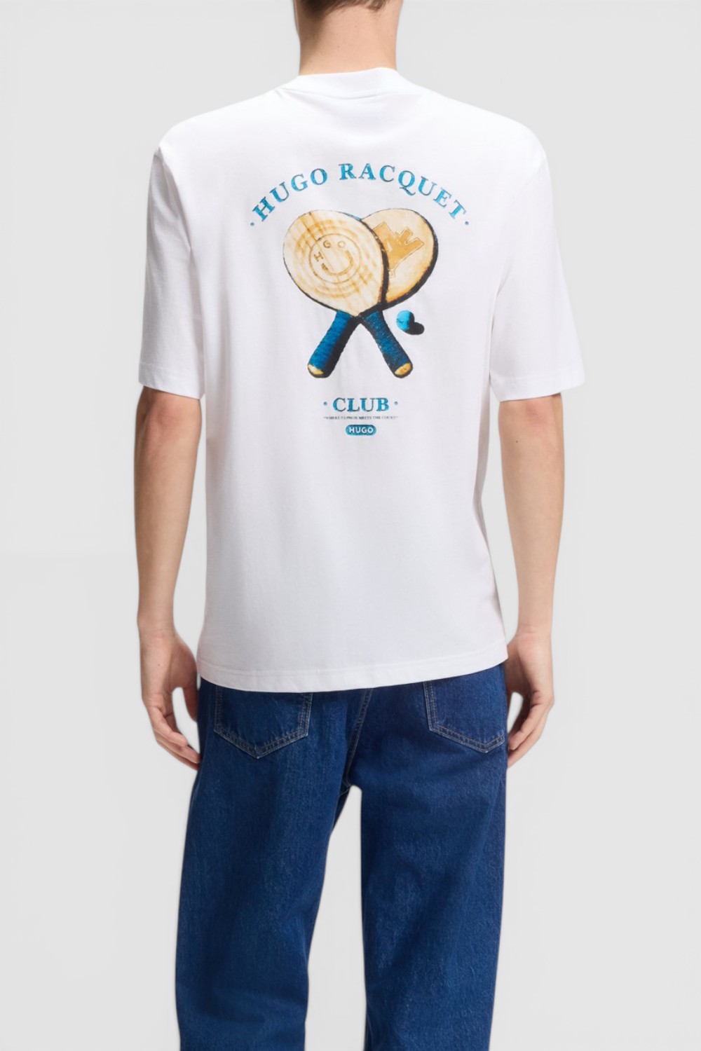 תמונת דוגמן אחורית של חולצת טי בגזרה ישרה