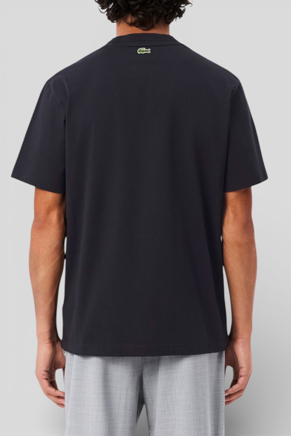 תמונת דוגמן אחורית של חולצת טי