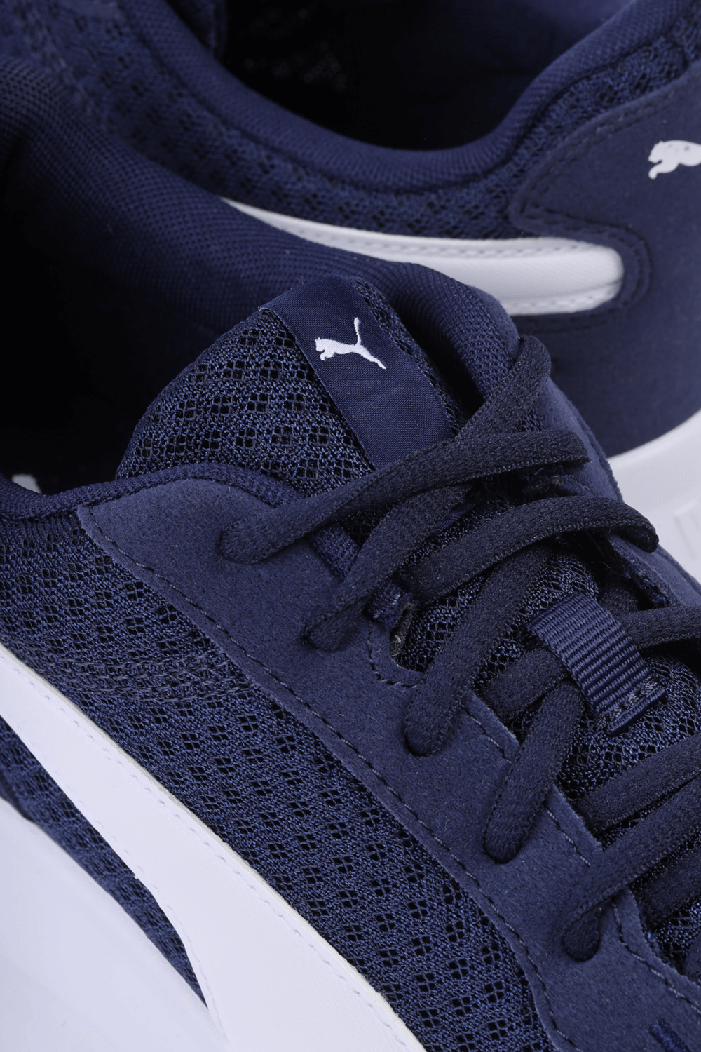 תמונת תקריב של St Activate Sneakers in Blue