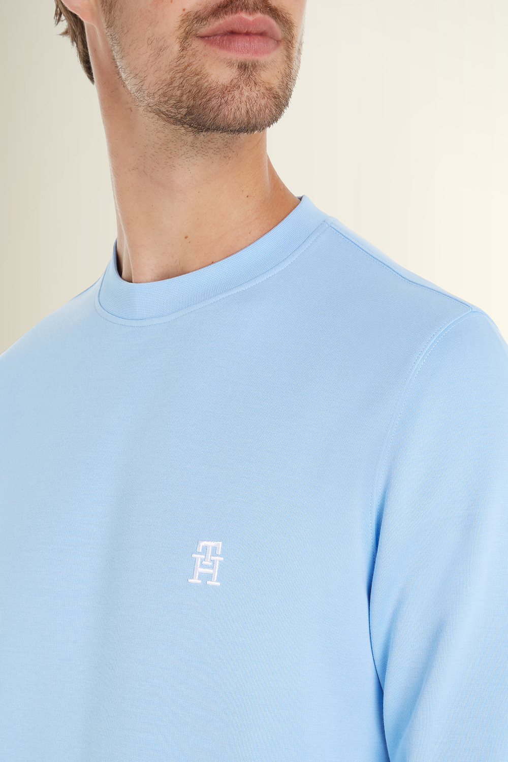 תמונת תקריב דוגמן של סווטשירט עם צווארון מעוגל