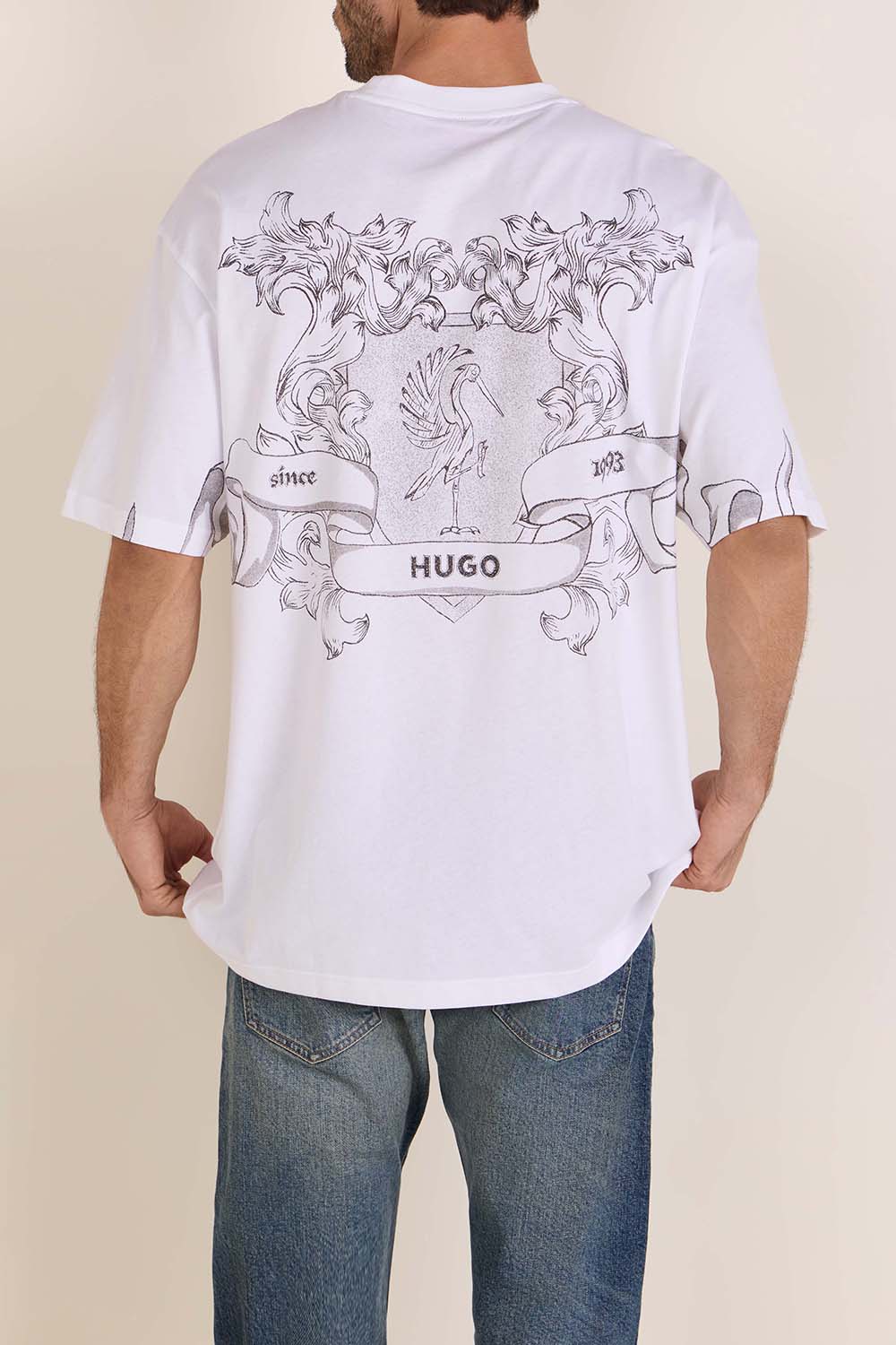 תמונת דוגמן אחורית של חולצת טי אוברסייז משוחררת