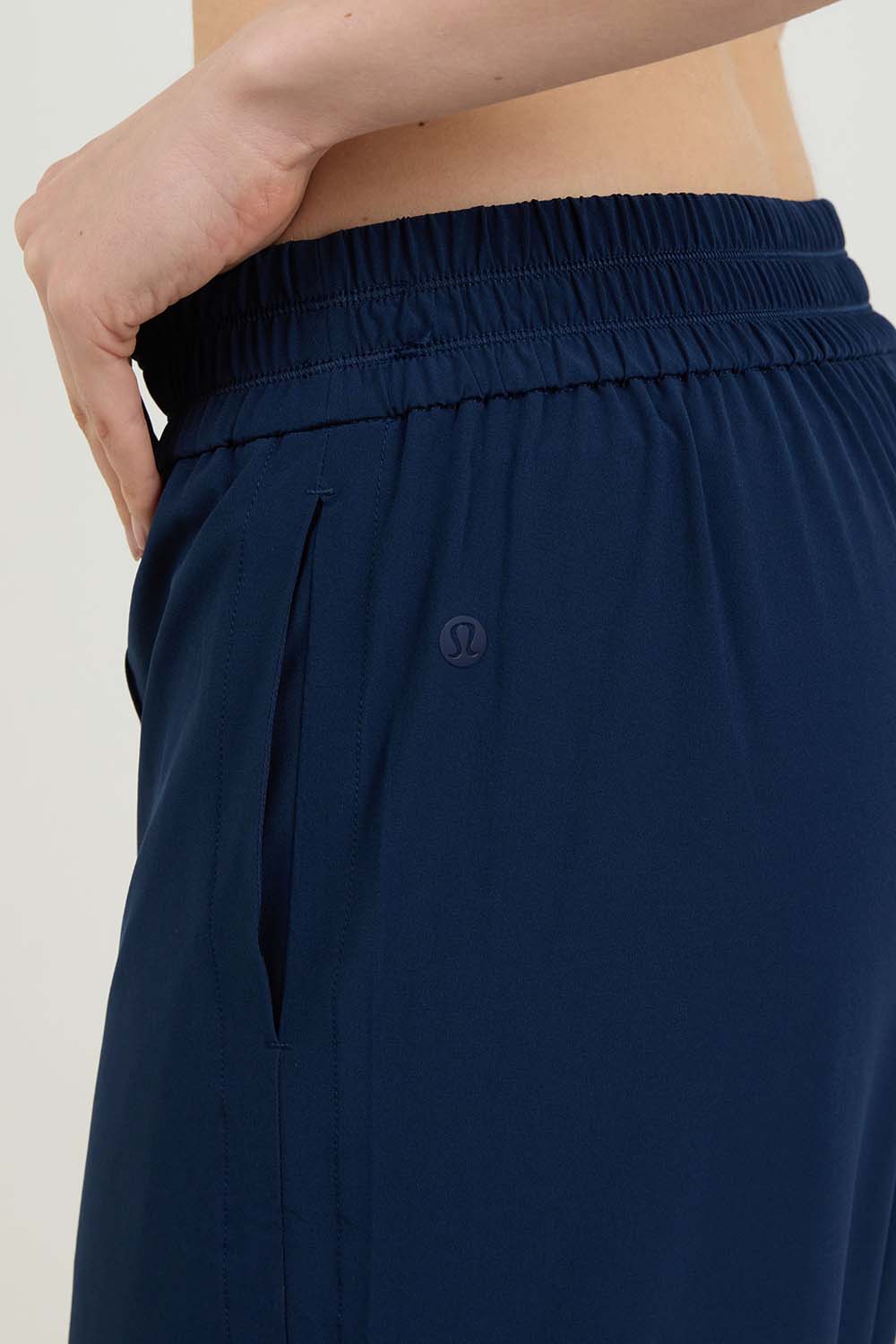 תמונת תקריב דוגמן של Breezily Mid-Rise Pant Regular