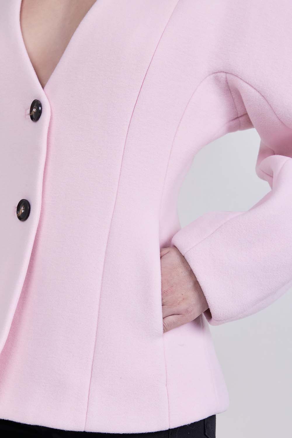 תמונת תקריב דוגמן של בלייזר צמר