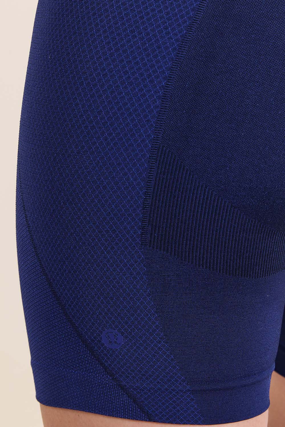 תמונת תקריב דוגמן של Seamless High-Rise Training Short 5