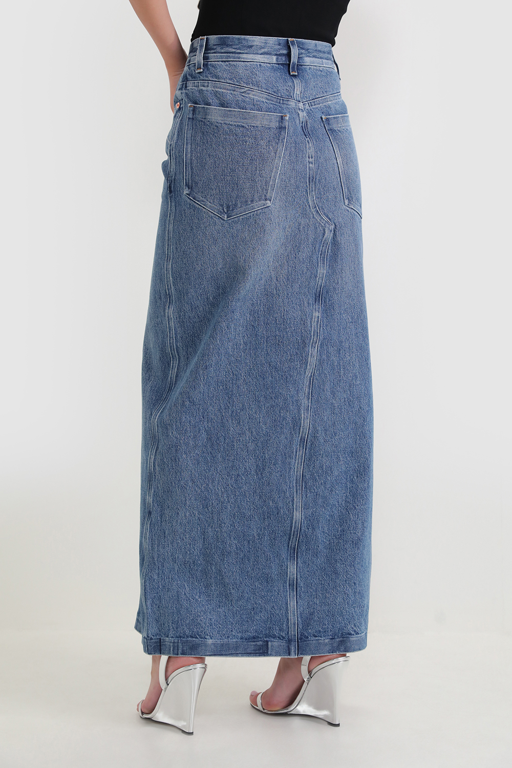 תמונת דוגמן אחורית של חצאית ג'ינס מקסי