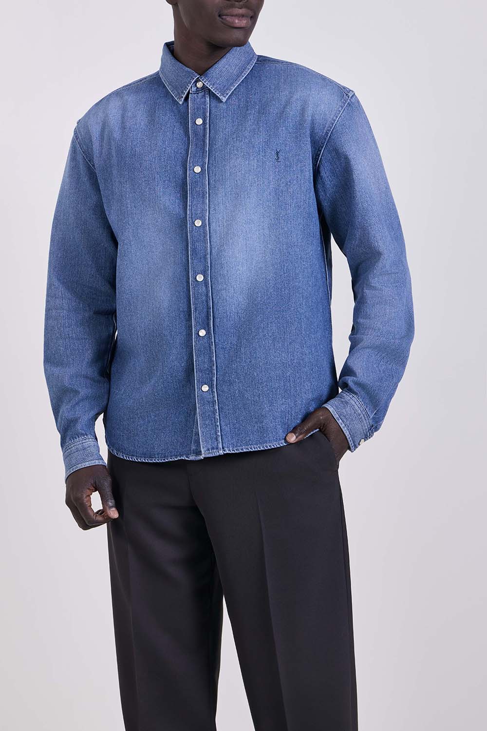 תמונת דוגמן קידמית של חולצת ג'ינס