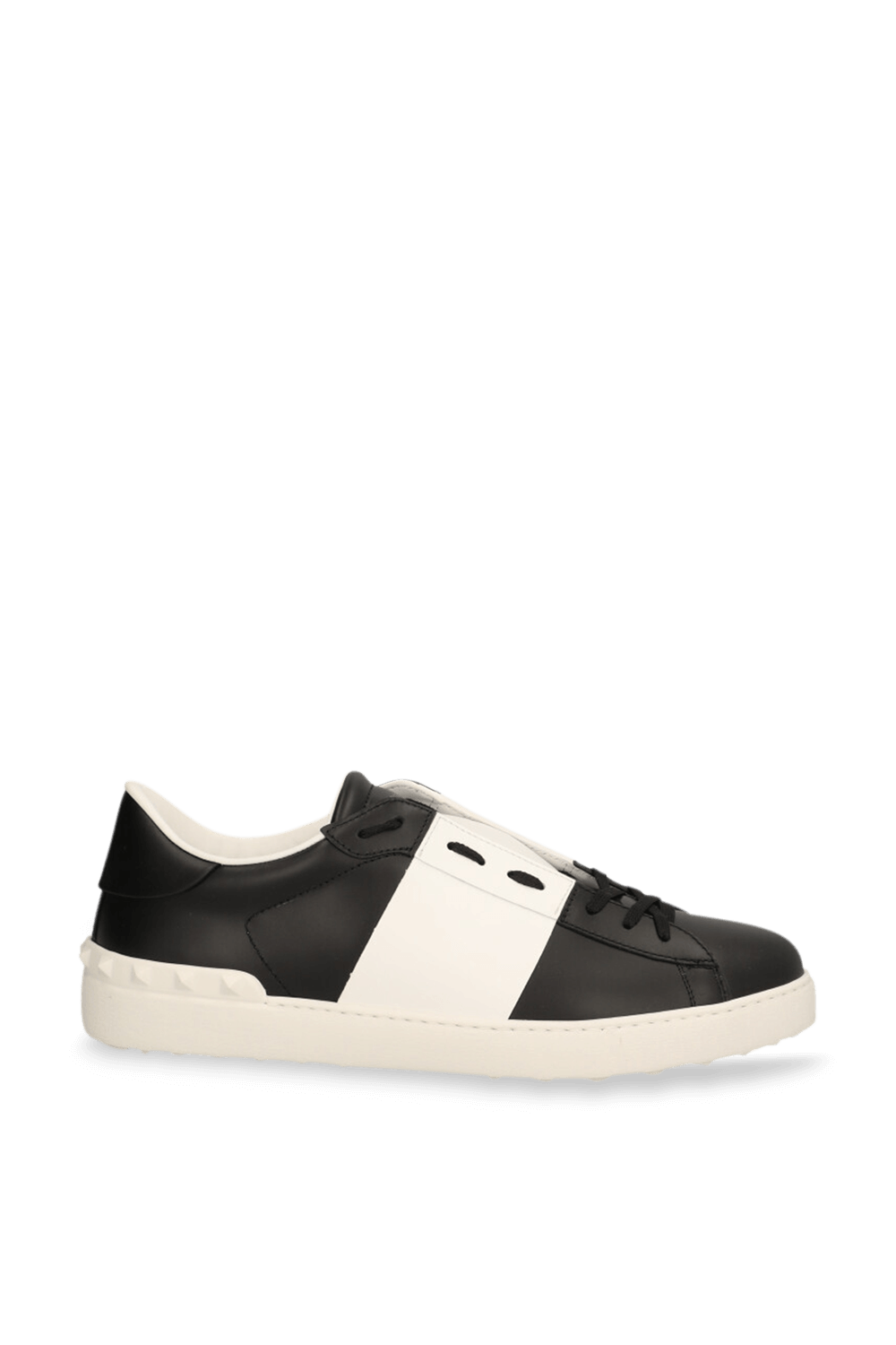 תמונה קידמית של נעלי סניקרס