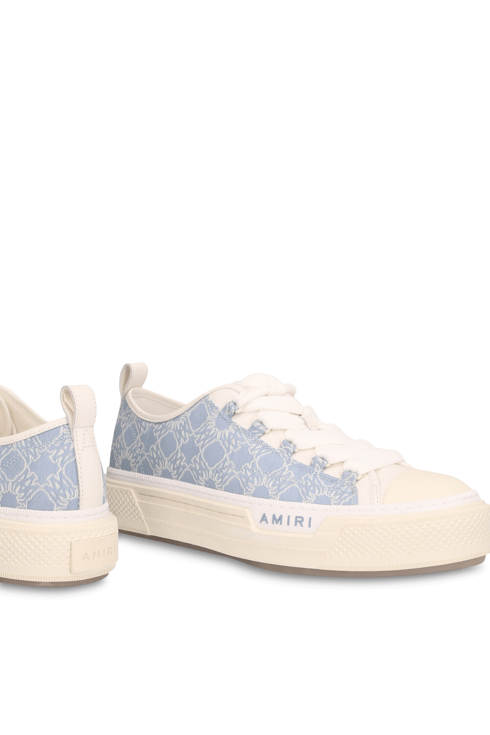 תמונת תקריב של נעלי סניקרס