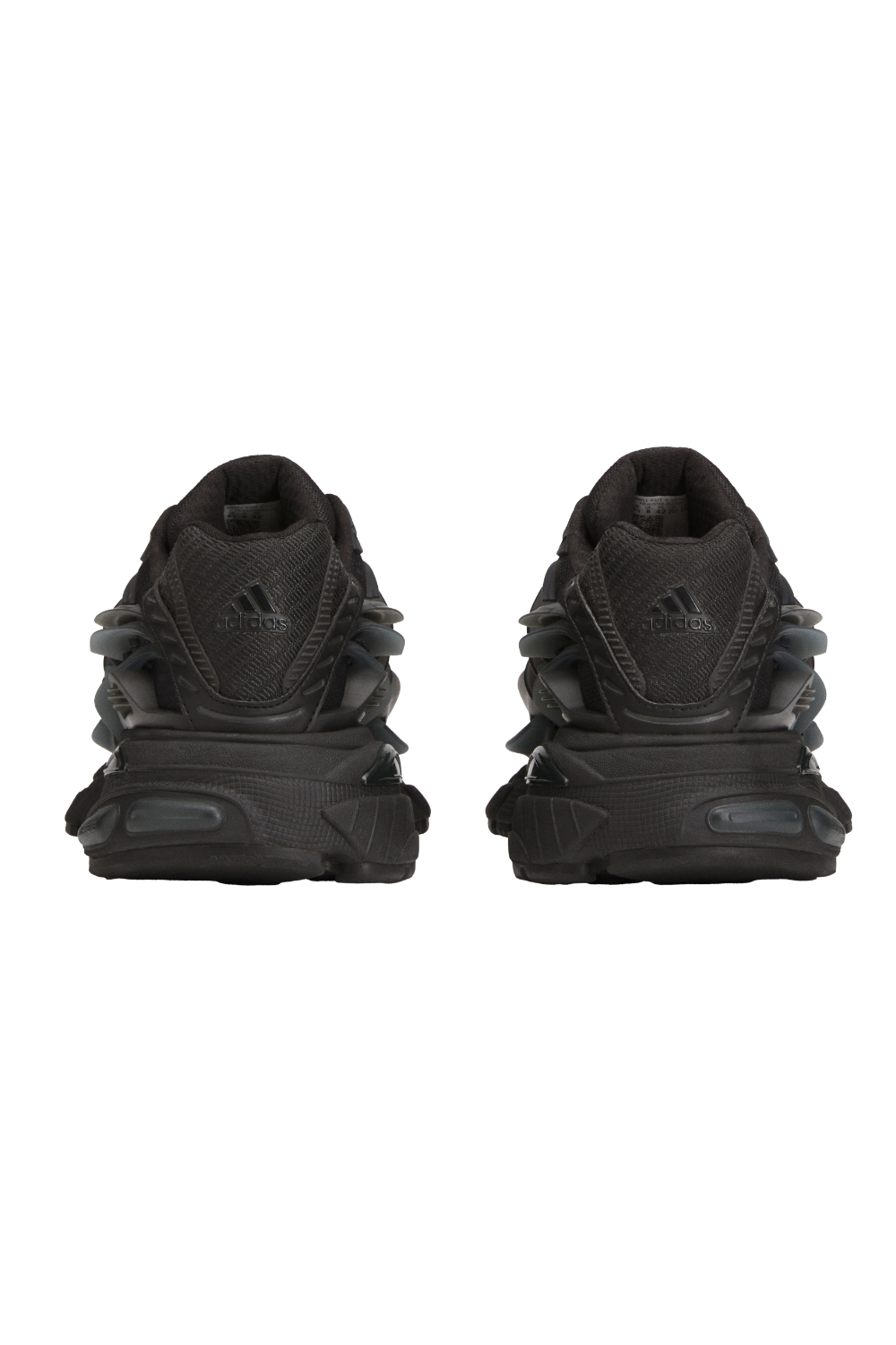 תמונת תקריב של נעלי סניקרס