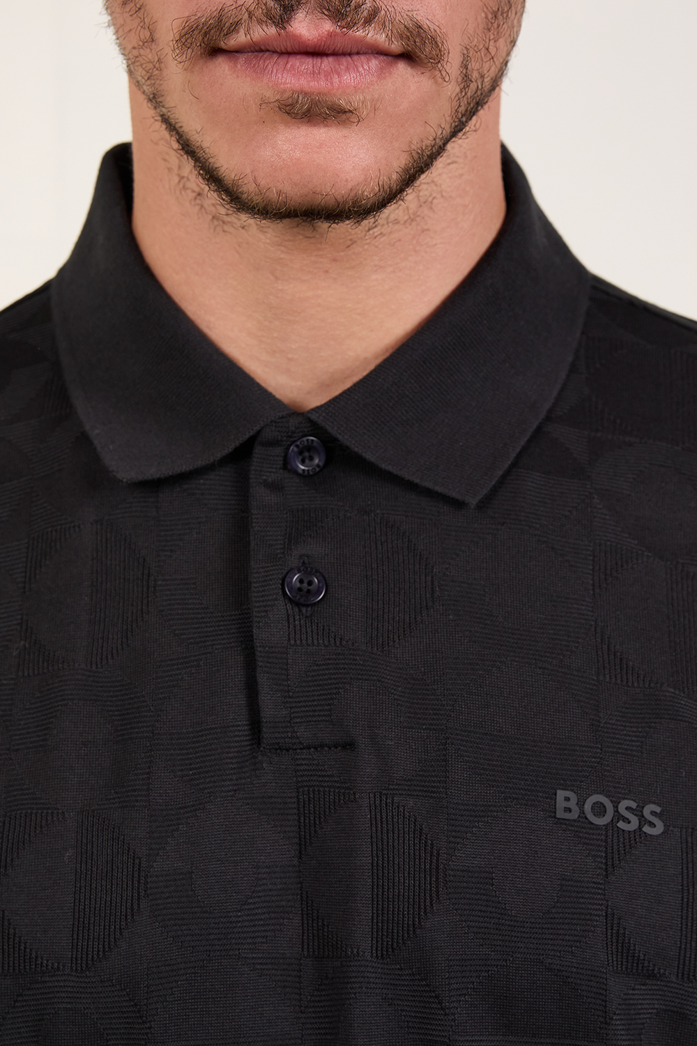 תמונת תקריב דוגמן של חולצת פולו