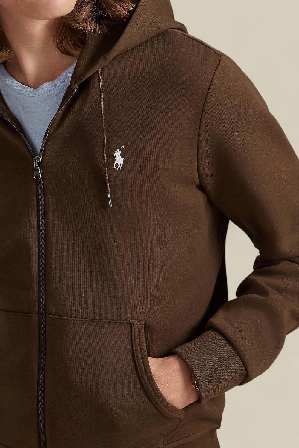 תמונת תקריב דוגמן של סווטשירט קפוצ'ון