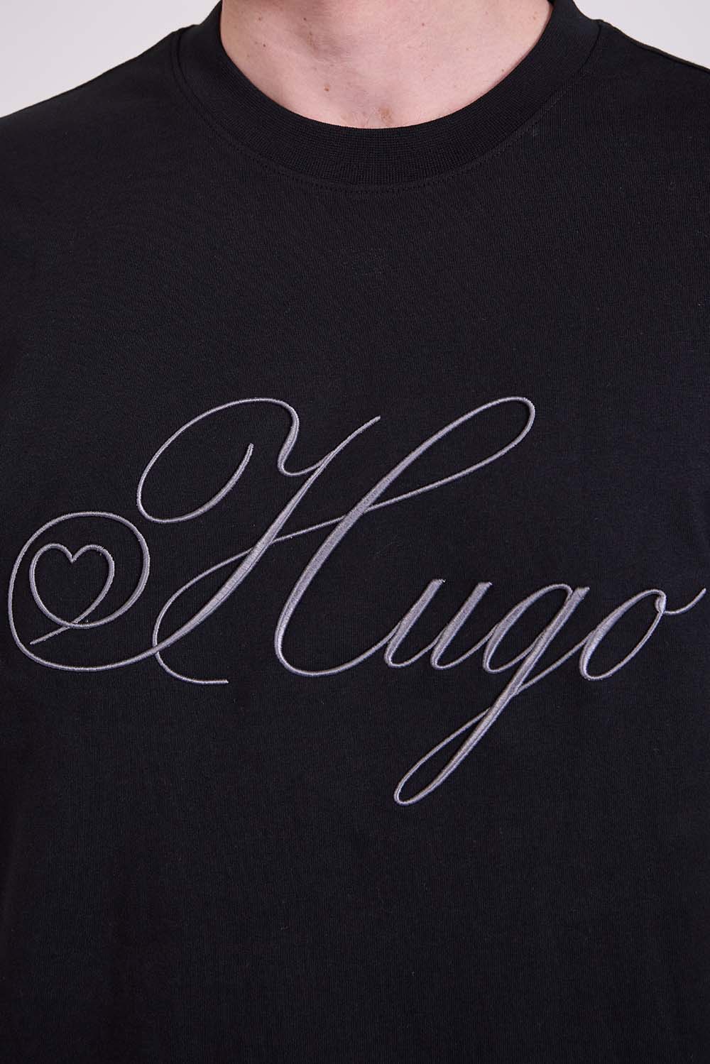 תמונת תקריב דוגמן של חולצת טי