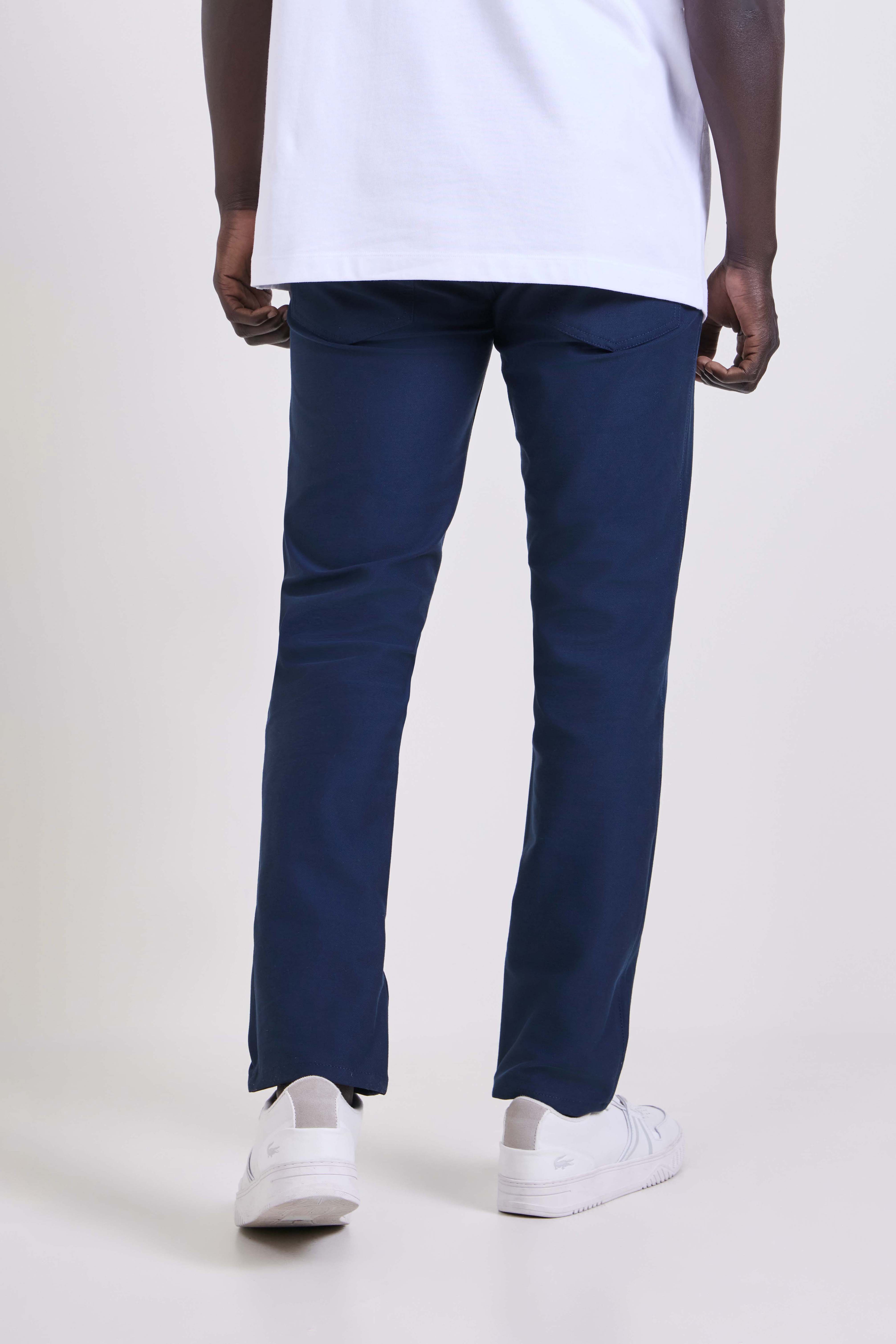 תמונת דוגמן אחורית של EasyFive Slim-Straight Pant 32L