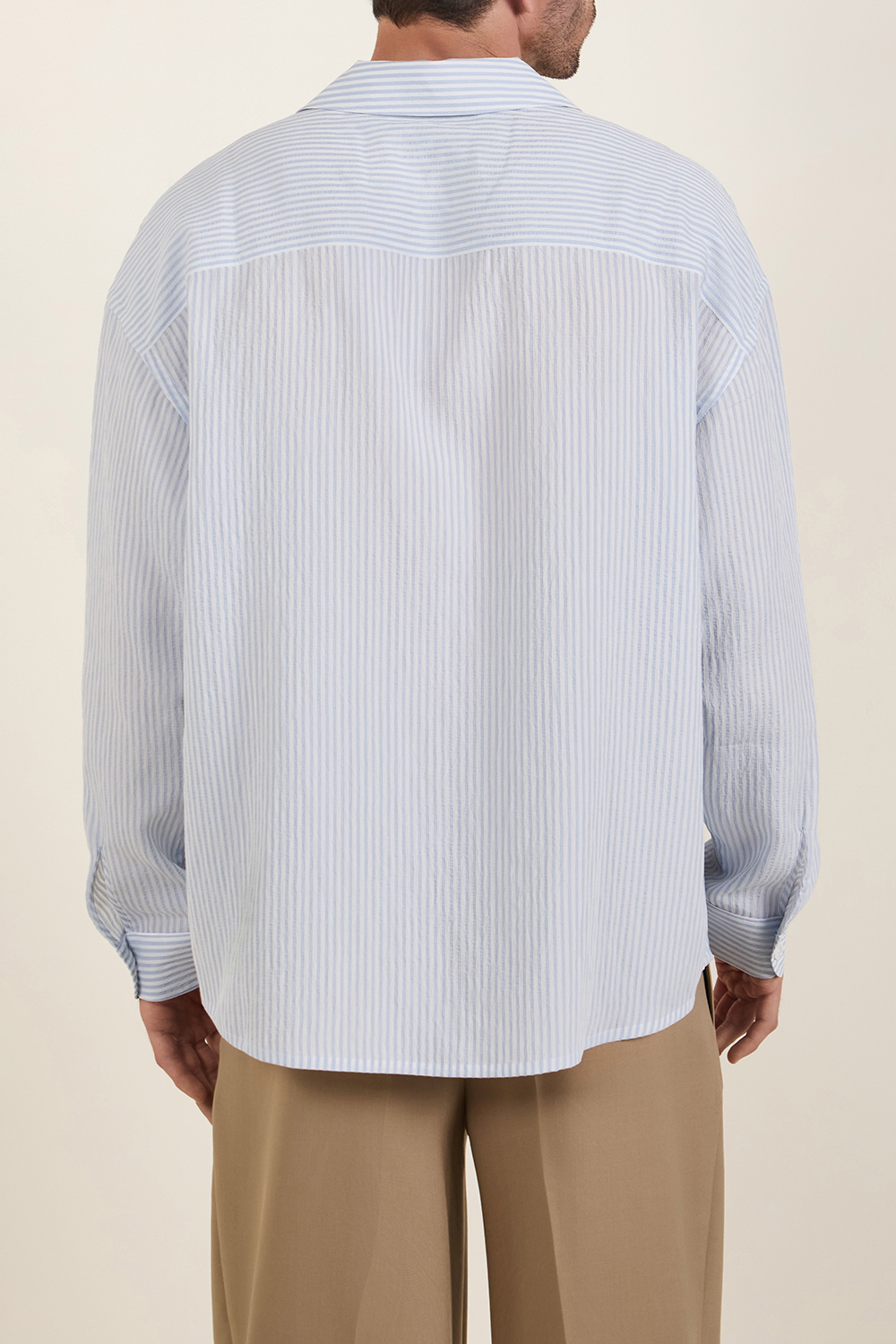 תמונת דוגמן אחורית של חולצה מכופתרת