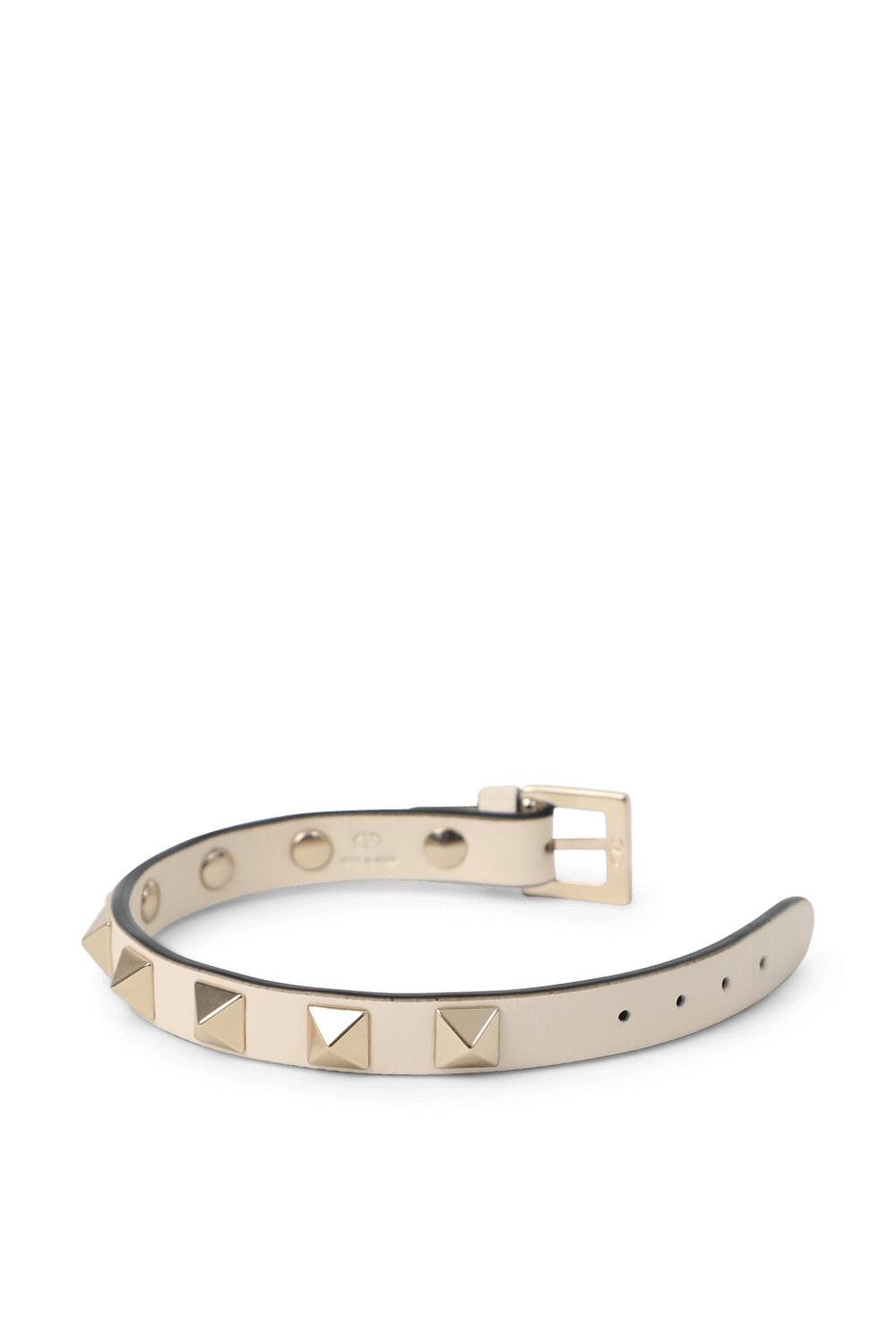 תמונת תקריב של צמיד עור בעיטור ניטים