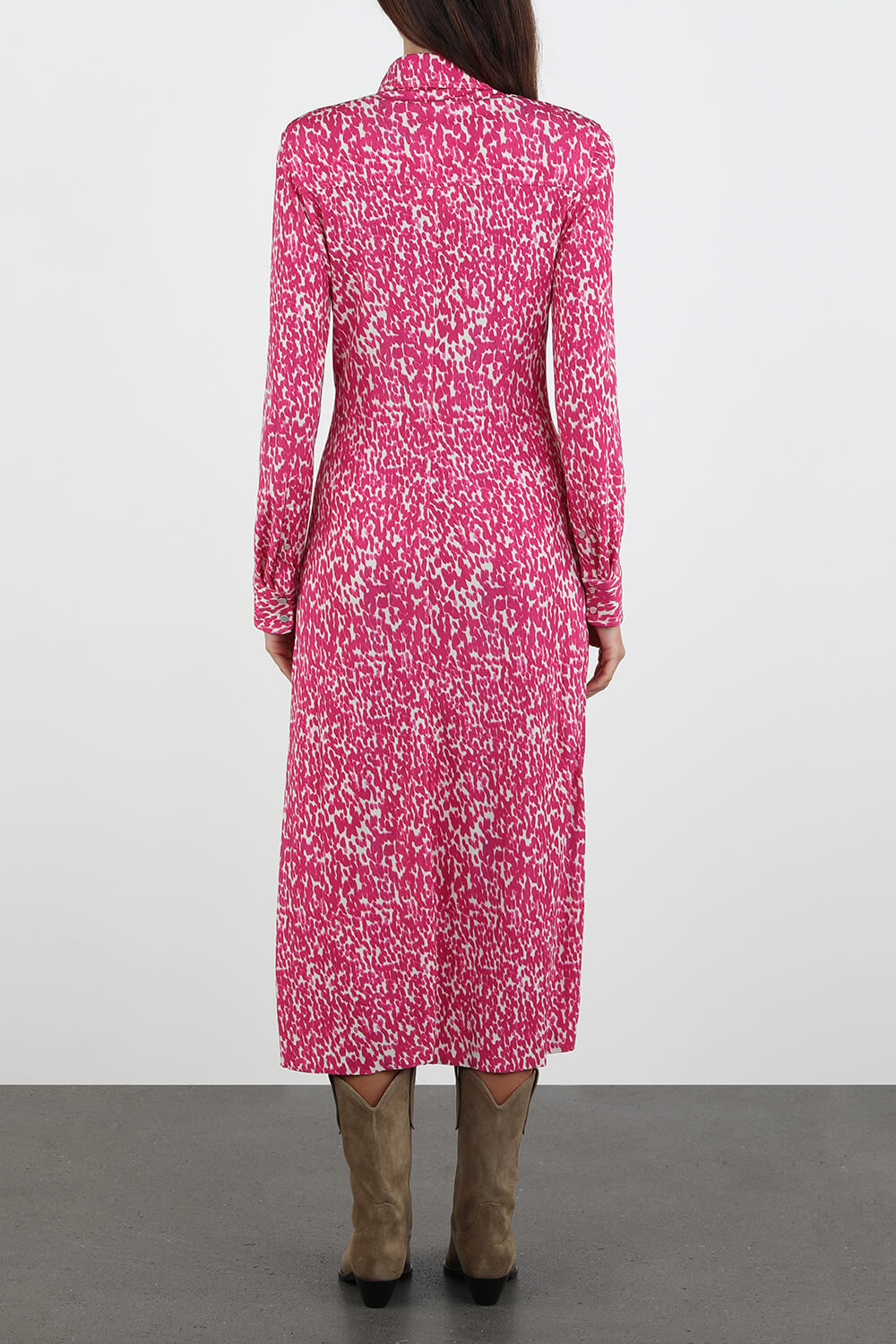 תמונת דוגמן אחורית של Celina Midi Dress in Pink