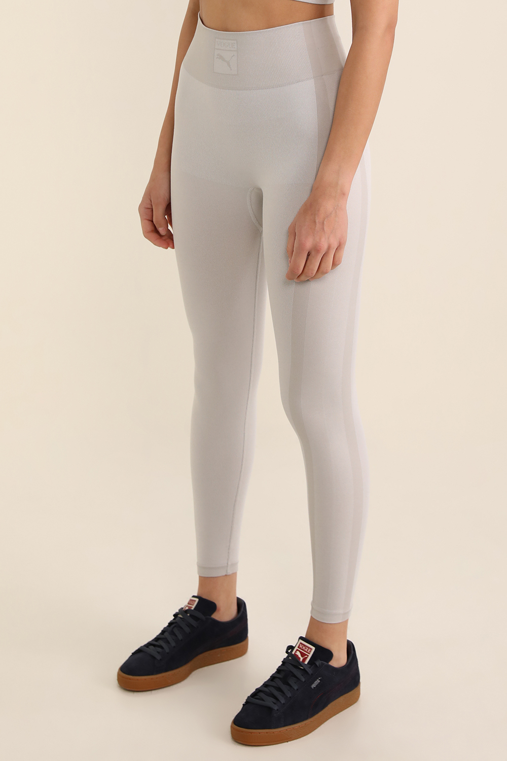 תמונת דוגמן קידמית של פומה X ווג מכנסי טייץ עם הדפס לוגו