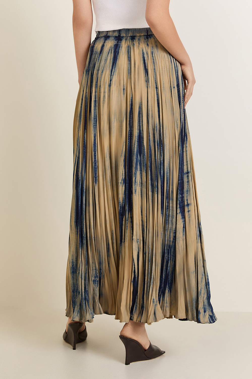 תמונת דוגמן אחורית של חצאית פליסה