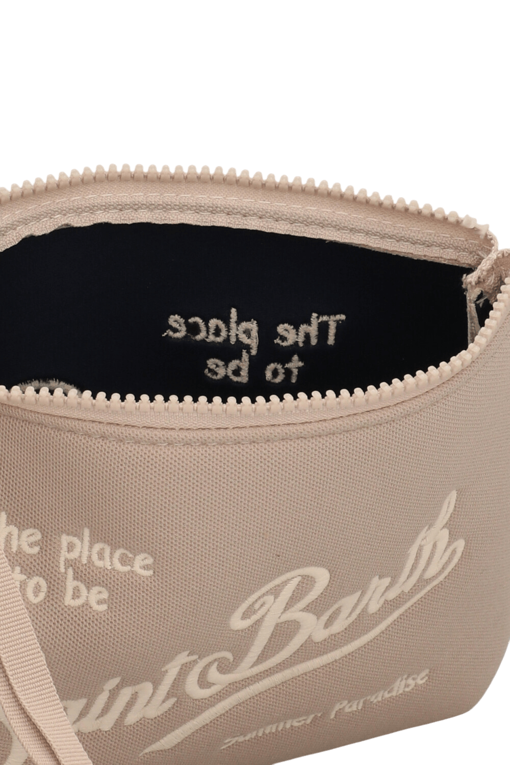 תמונת תקריב של תיק קלאץ&rsquo; אלין