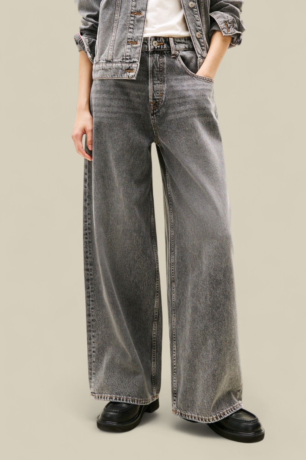 תמונת דוגמן קידמית של מכנסי ג'ינס בגזרה רחבה