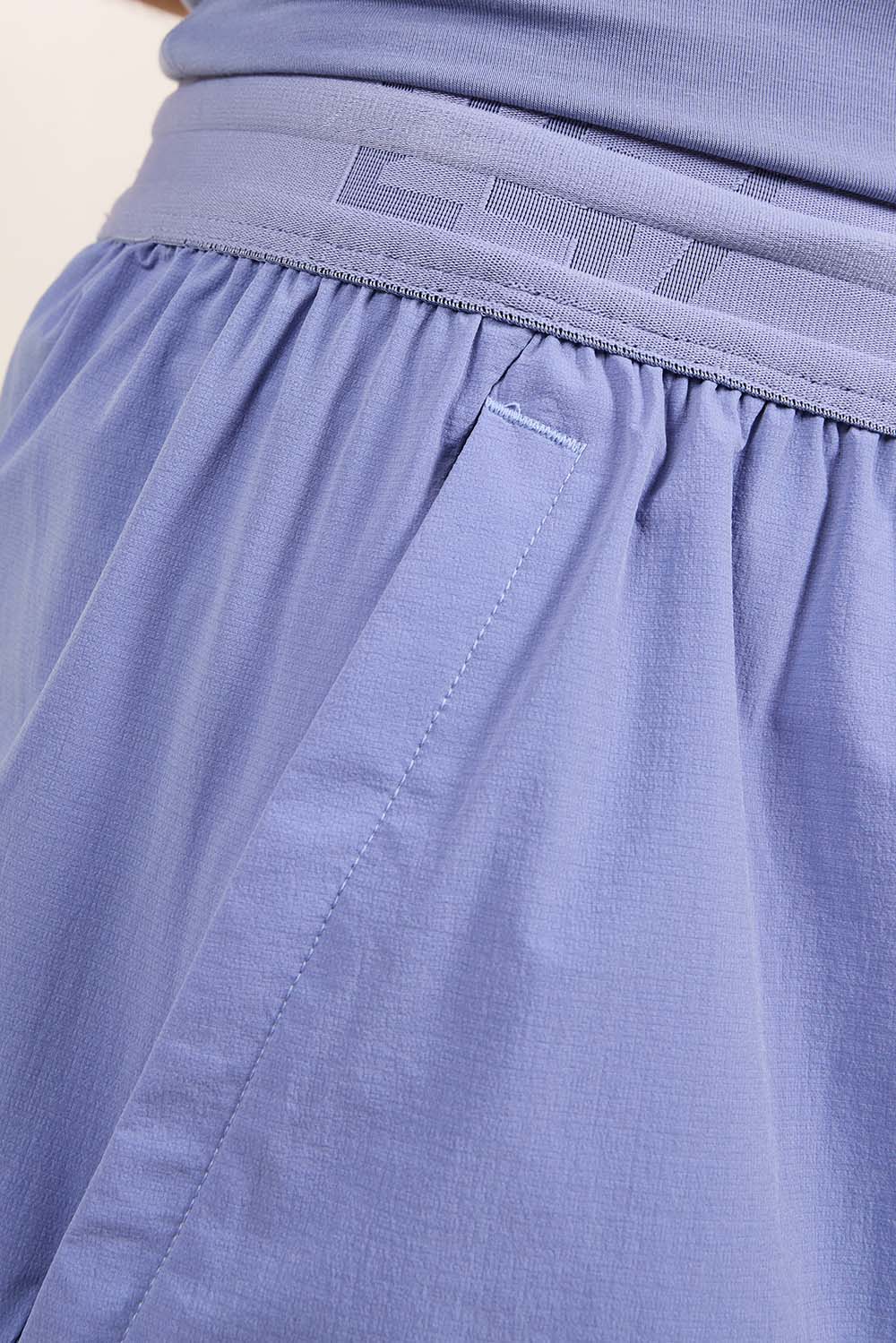 תמונת תקריב דוגמן של מכנסי אימון קצרים