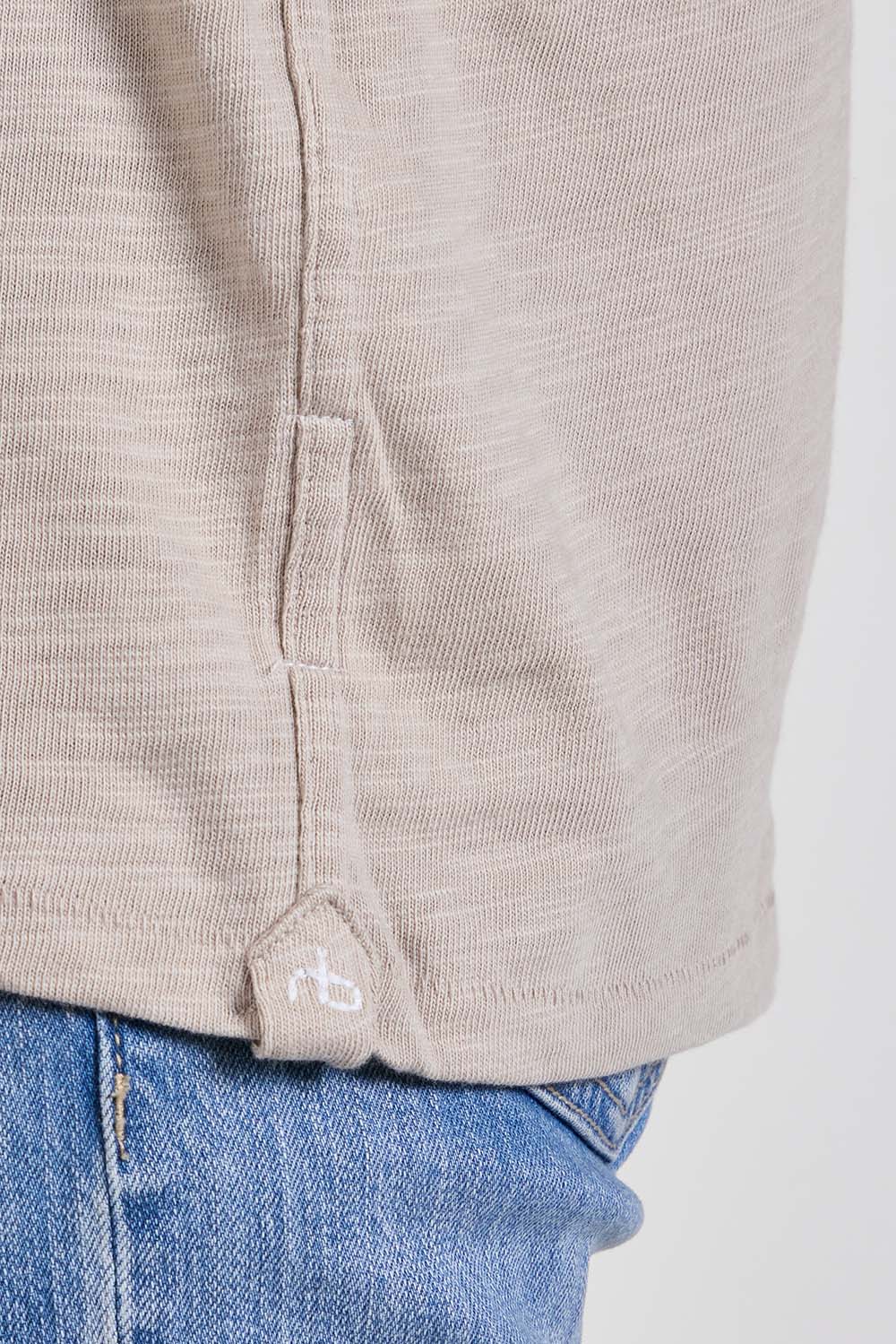 תמונת תקריב דוגמן של חולצת טי